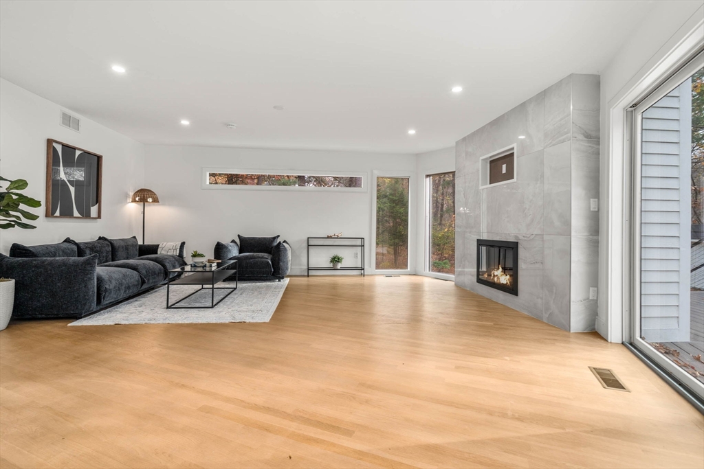 Weston, Massachusetts, 02493, United States, 4 Bedrooms Bedrooms, ,5 BathroomsBathrooms,Residential,For Sale,1989089