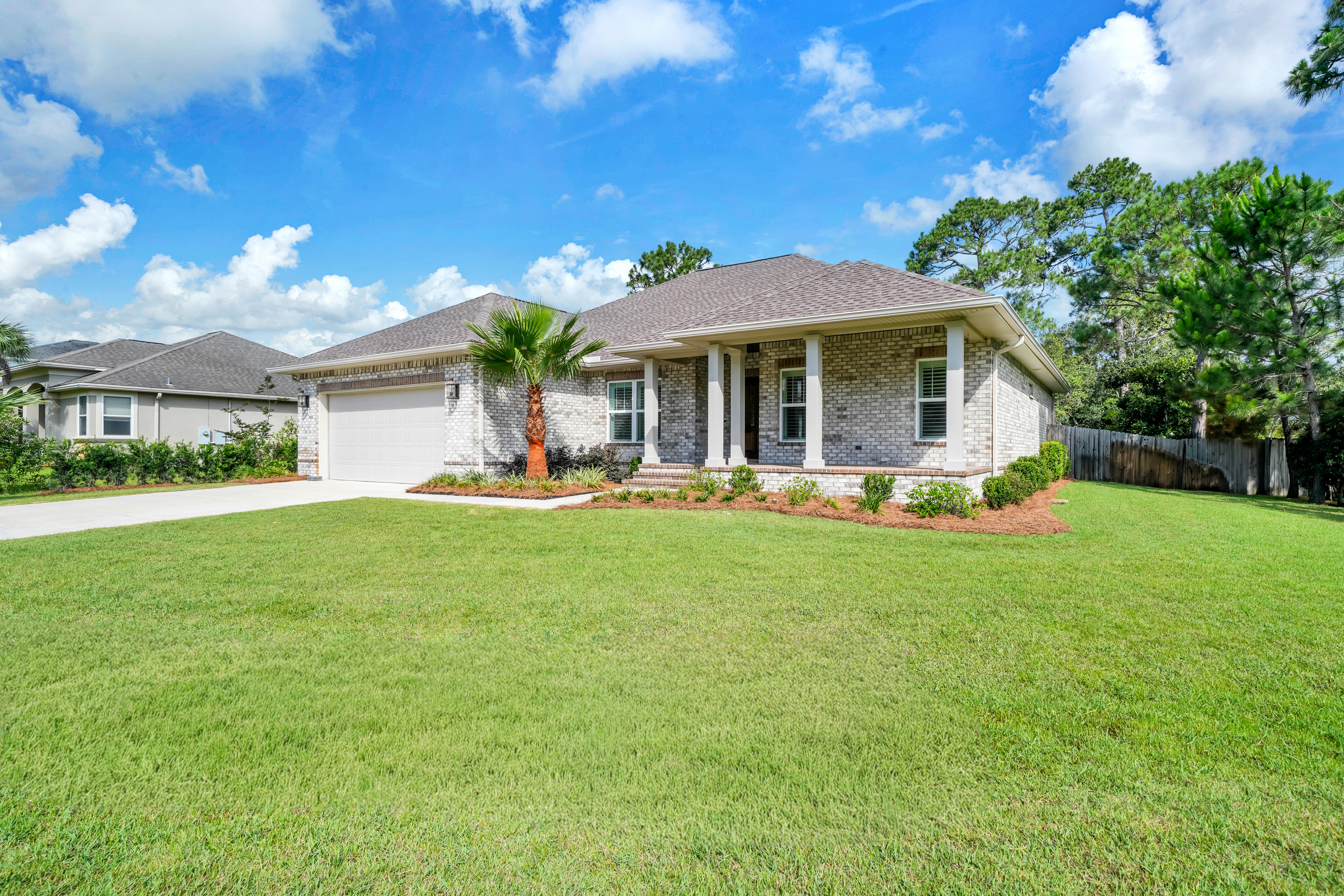  Move-In Ready Brick Home with Spacious Fenced Backyard Near the Bay - 物件實景