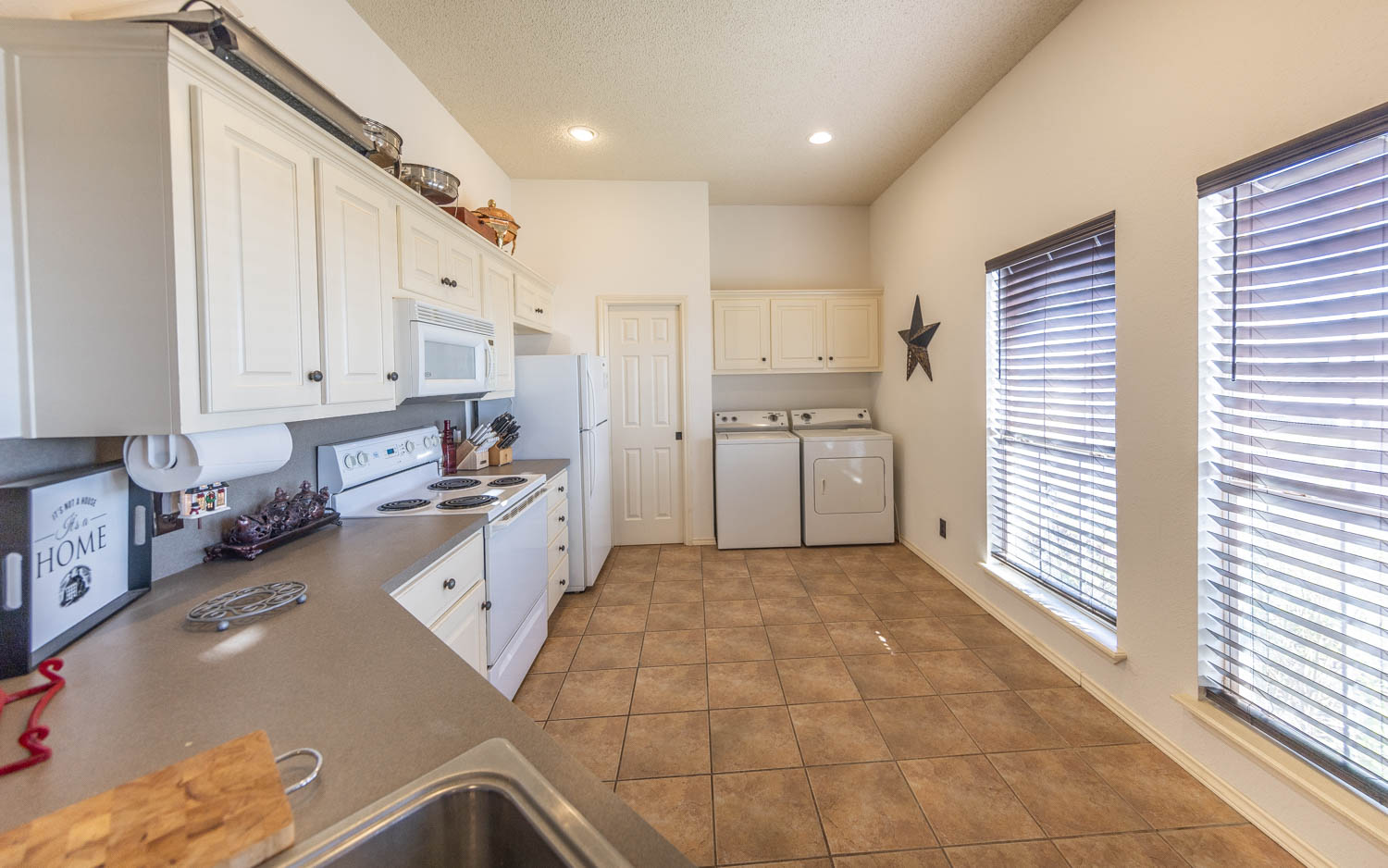 Levelland, Texas, 79336, United States, 4 Bedrooms Bedrooms, ,3 BathroomsBathrooms,Residential,For Sale,1901837