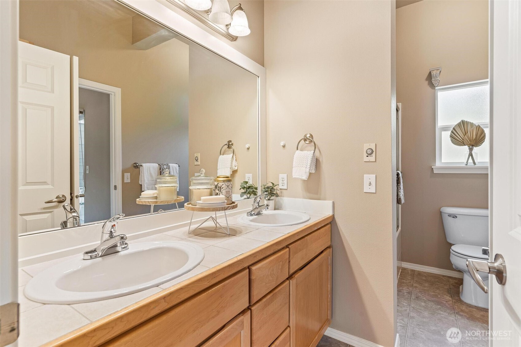 Kenmore, Washington, 98028, United States, 3 Bedrooms Bedrooms, ,2 BathroomsBathrooms,Residential,For Sale,1974587