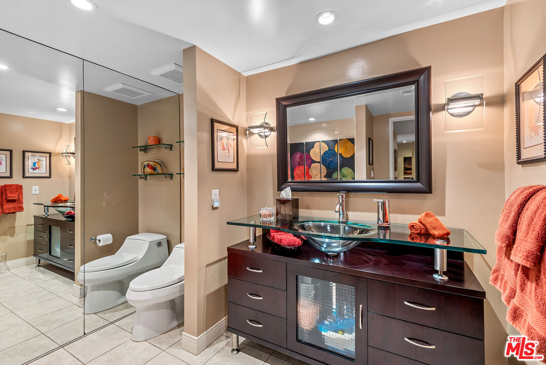 West Hollywood, California, 90069, United States, 2 Bedrooms Bedrooms, ,3 BathroomsBathrooms,Residential,For Sale,1898425