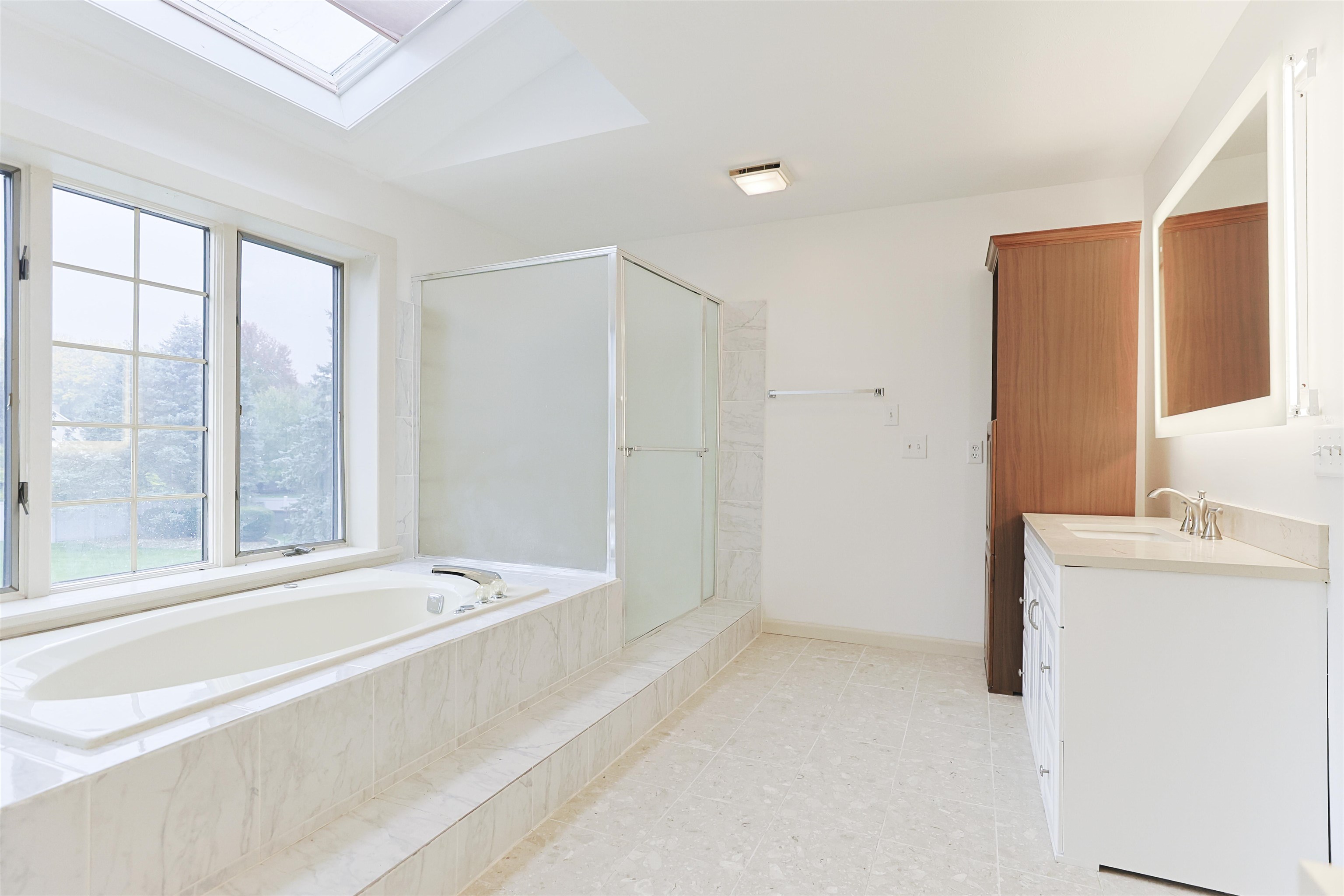 South Bend, Indiana, 46614, United States, 4 Bedrooms Bedrooms, ,4 BathroomsBathrooms,Residential,For Sale,1985327