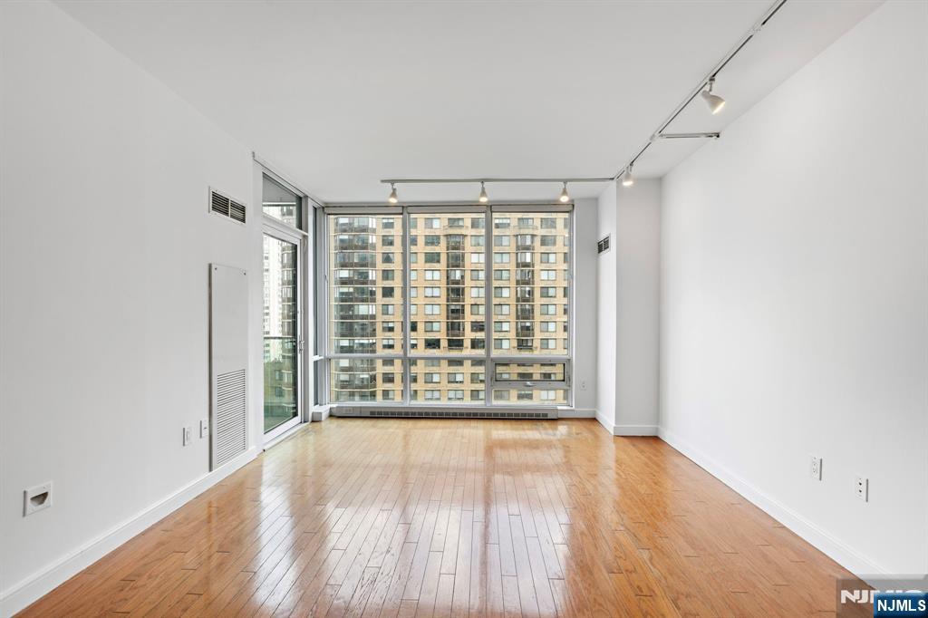 Jersey City, New Jersey, 07310, United States, 2 Bedrooms Bedrooms, ,2 BathroomsBathrooms,Residential,For Sale,1868291