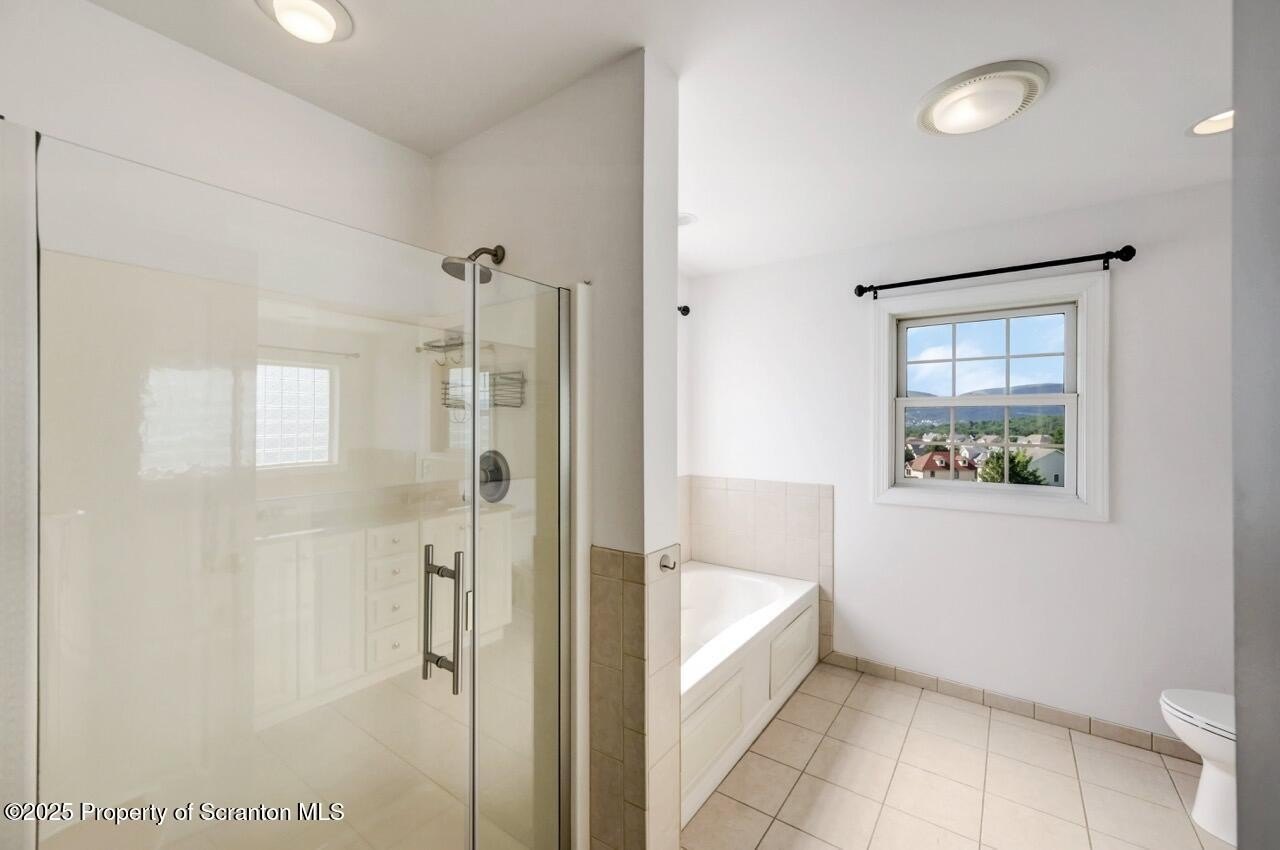 Throop, Pennsylvania, 18512, United States, 3 Bedrooms Bedrooms, ,3 BathroomsBathrooms,Residential,For Sale,1889511
