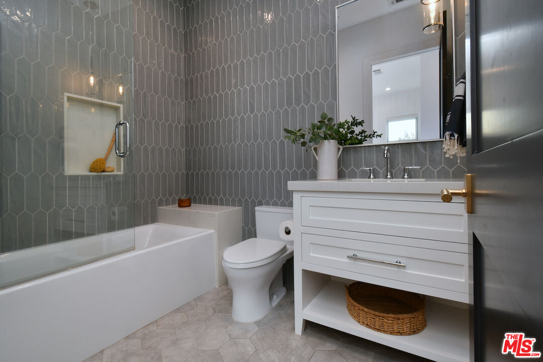 Encino, California, 91316, United States, 4 Bedrooms Bedrooms, ,5 BathroomsBathrooms,Residential,For Sale,2002982