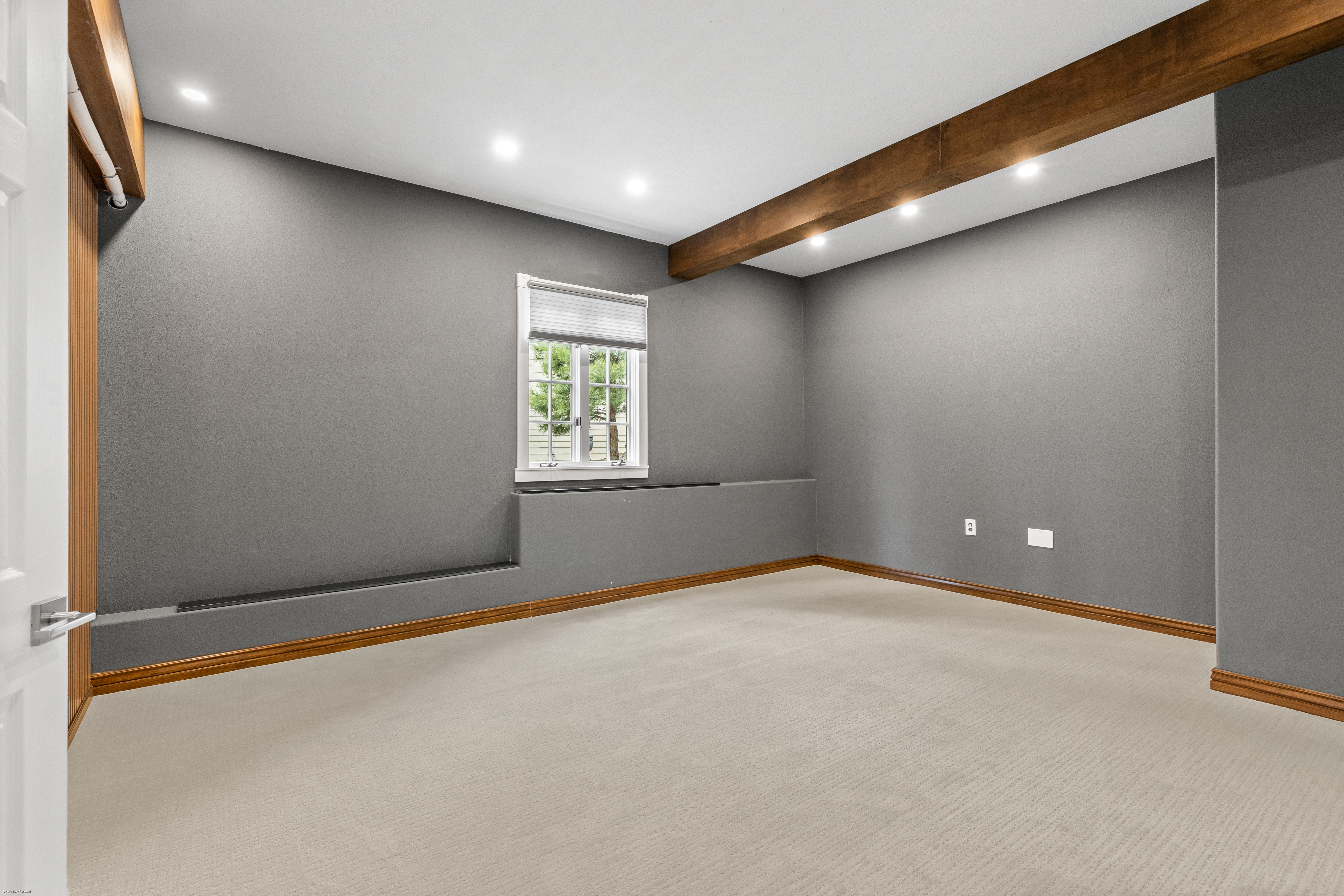  Extensively Renovated Main-Level Living - 物件實景