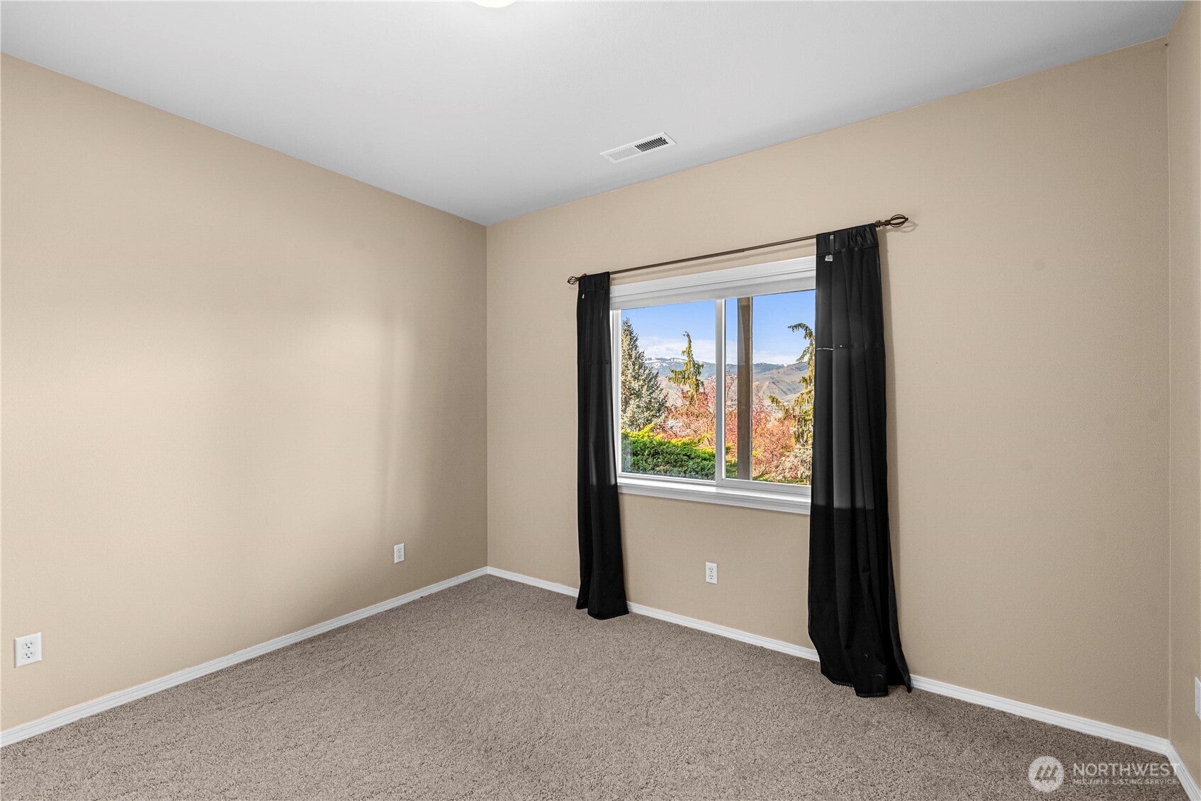 East Wenatchee, Washington, 98802, United States, 4 Bedrooms Bedrooms, ,3 BathroomsBathrooms,Residential,For Sale,1818465