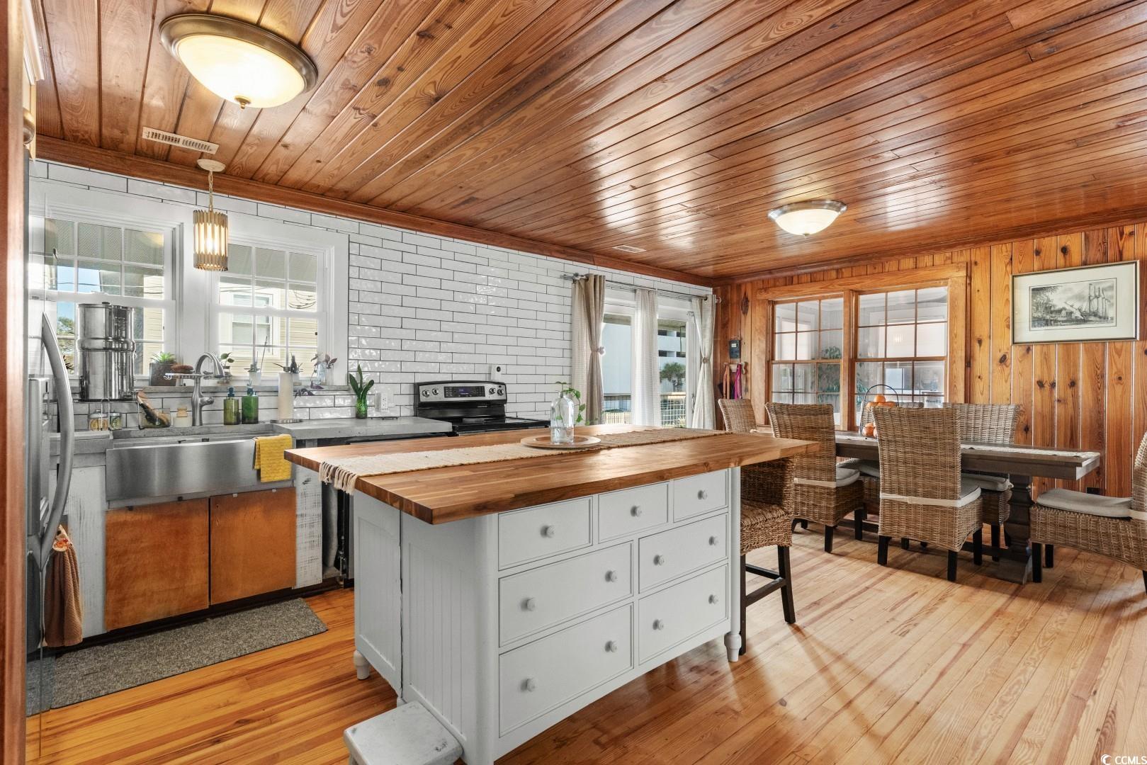 North Myrtle Beach, South Carolina, 29582, United States, 6 Bedrooms Bedrooms, ,3 BathroomsBathrooms,Residential,For Sale,1994221