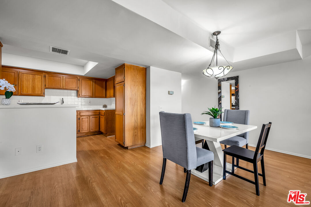 Sherman Oaks, California, 91403, United States, 3 Bedrooms Bedrooms, ,2 BathroomsBathrooms,Residential,For Sale,1989603