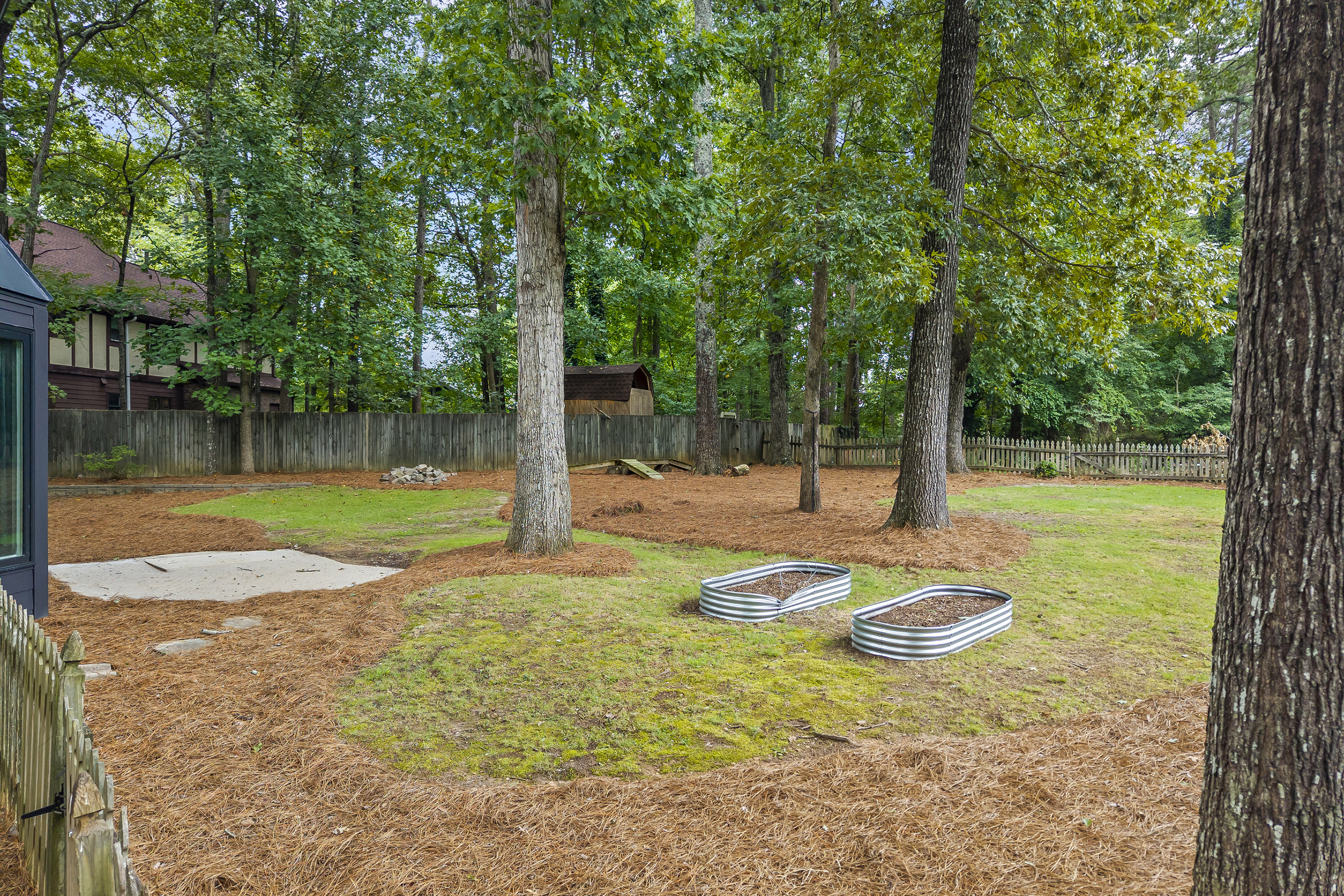  A Perfect Blend: Modern Updates in a Traditional Woodland Forest Home - 物件實景