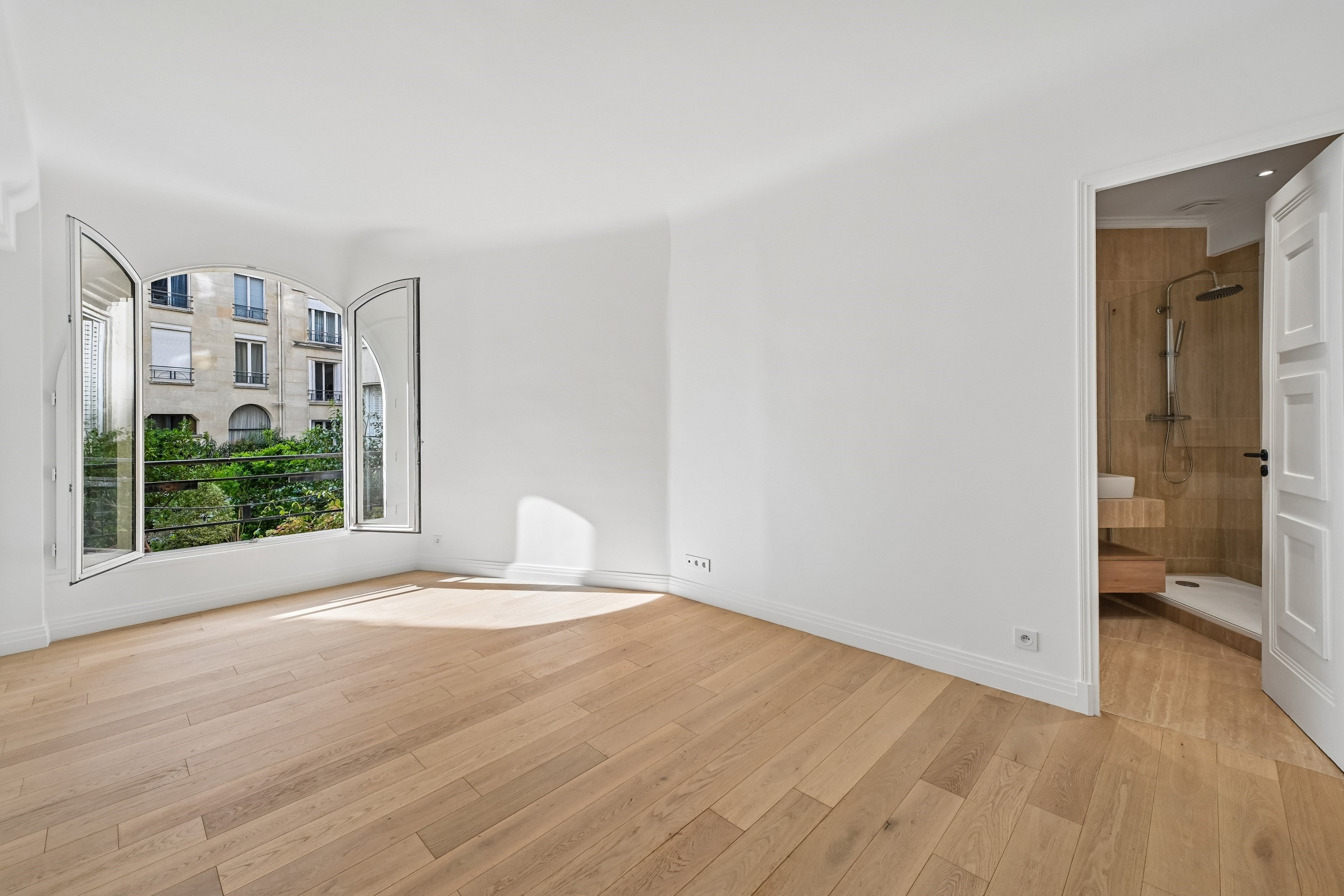  MAIRIE DU XVI – BEAUTIFULLY RENOVATED ARTIST