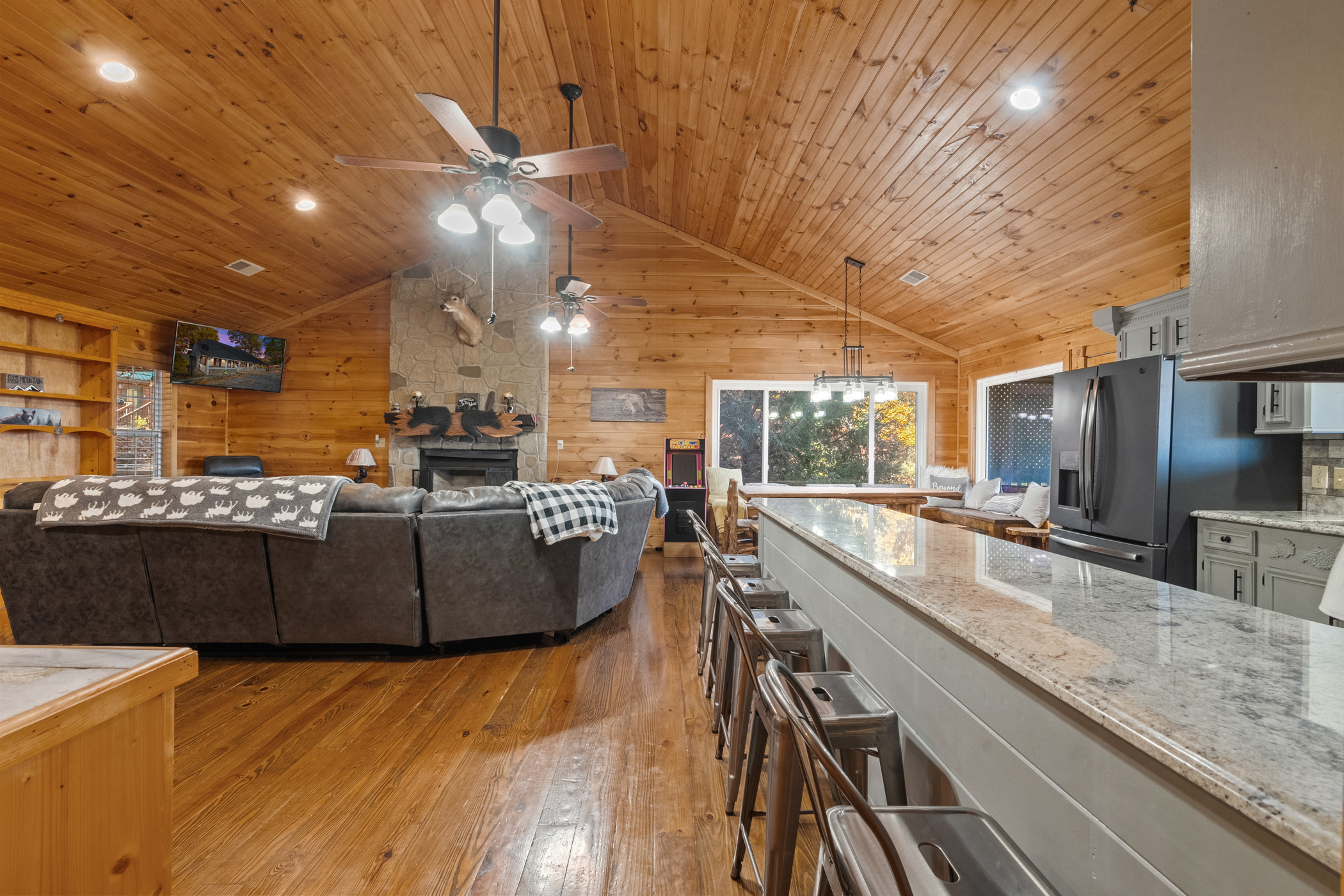 Sevierville, Tennessee, 37876, United States, 2 Bedrooms Bedrooms, ,4 BathroomsBathrooms,Residential,For Sale,1988602