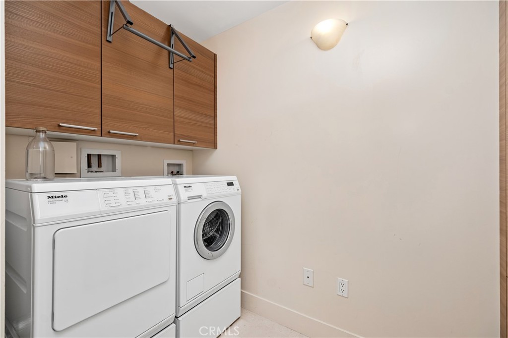 Los Angeles, California, 90024, United States, 2 Bedrooms Bedrooms, ,3 BathroomsBathrooms,Residential,For Sale,1829595