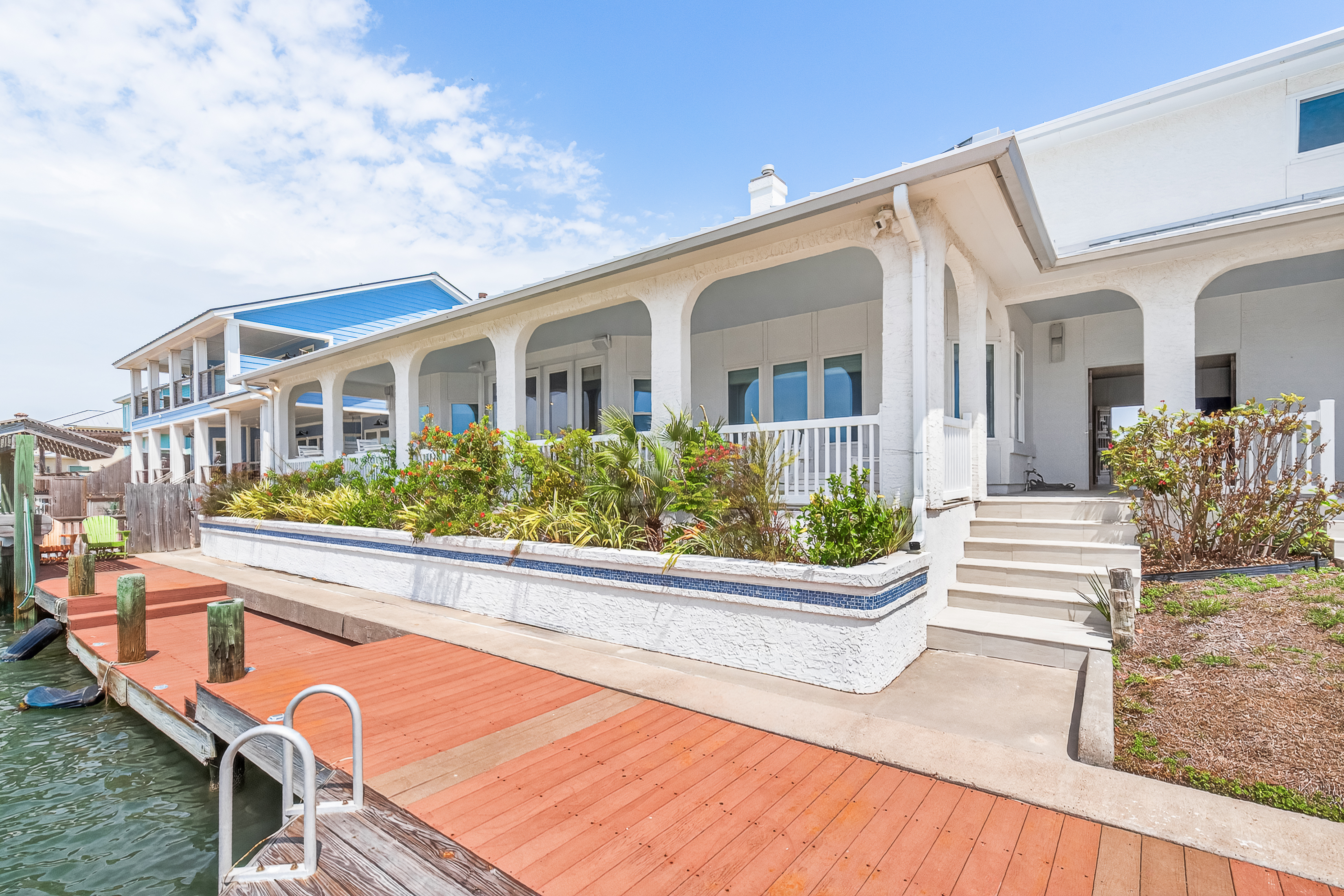  Canal-Front Estate in Island Moorings - 物件實景