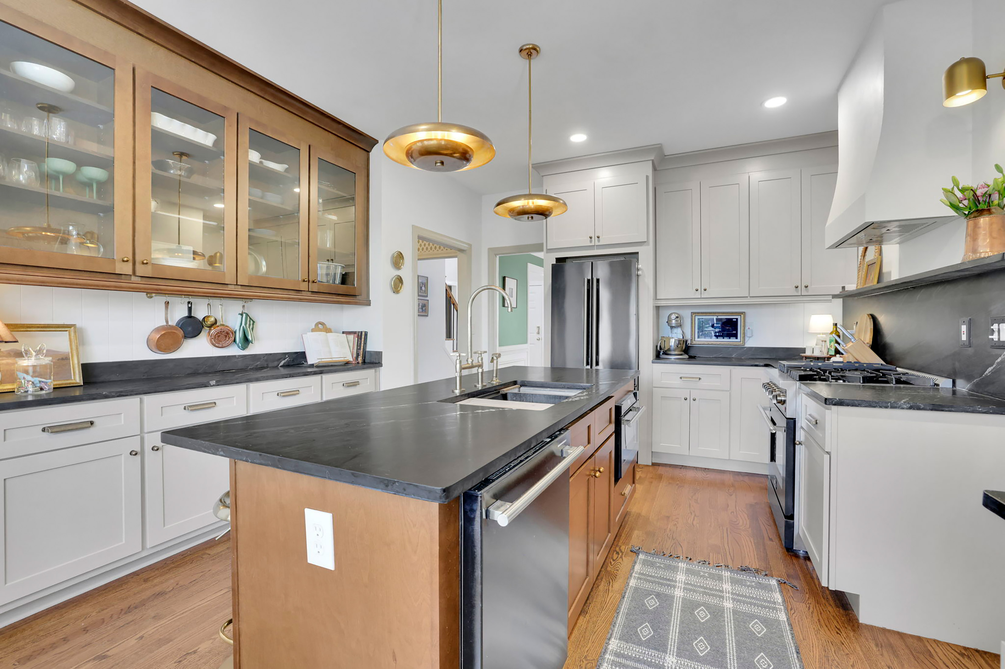  Beautifully Maintained Home Nestled Within a Quiet and Established Community - 物件實景