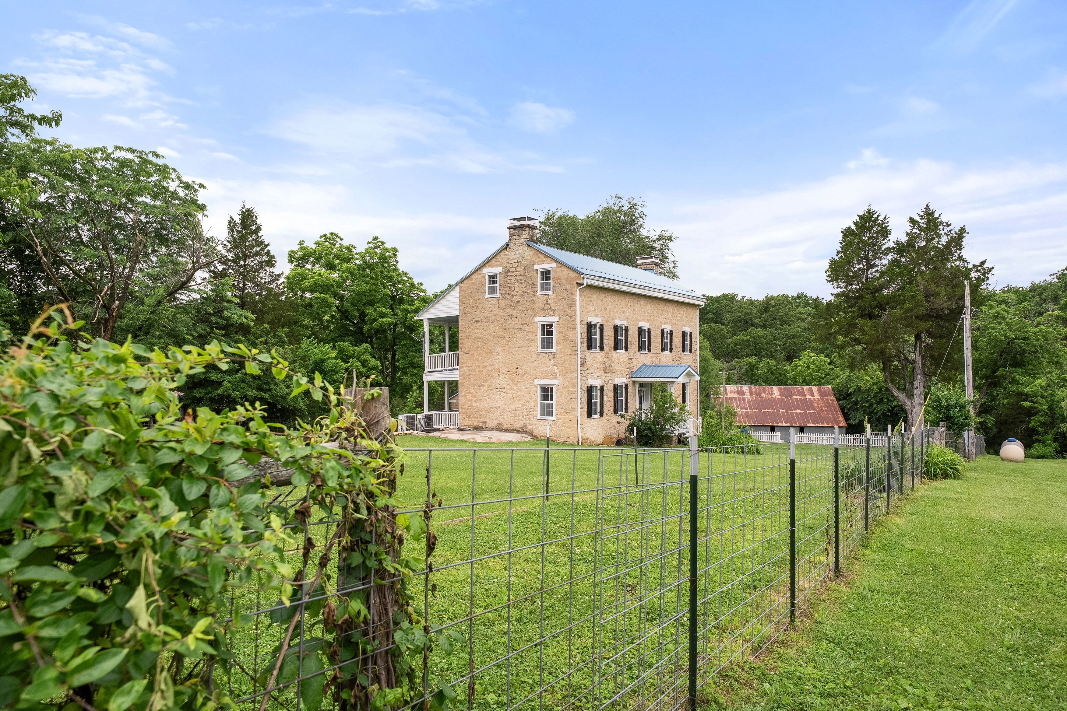  Built In 1851, 4-Story Limestone Federal-Style Home On Over 17 Acres - 物件實景
