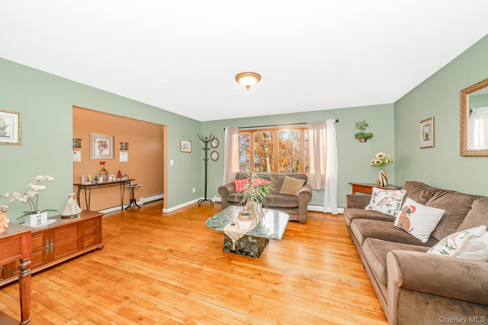 West Babylon, New York, 11704, United States, 3 Bedrooms Bedrooms, ,2 BathroomsBathrooms,Residential,For Sale,2005804