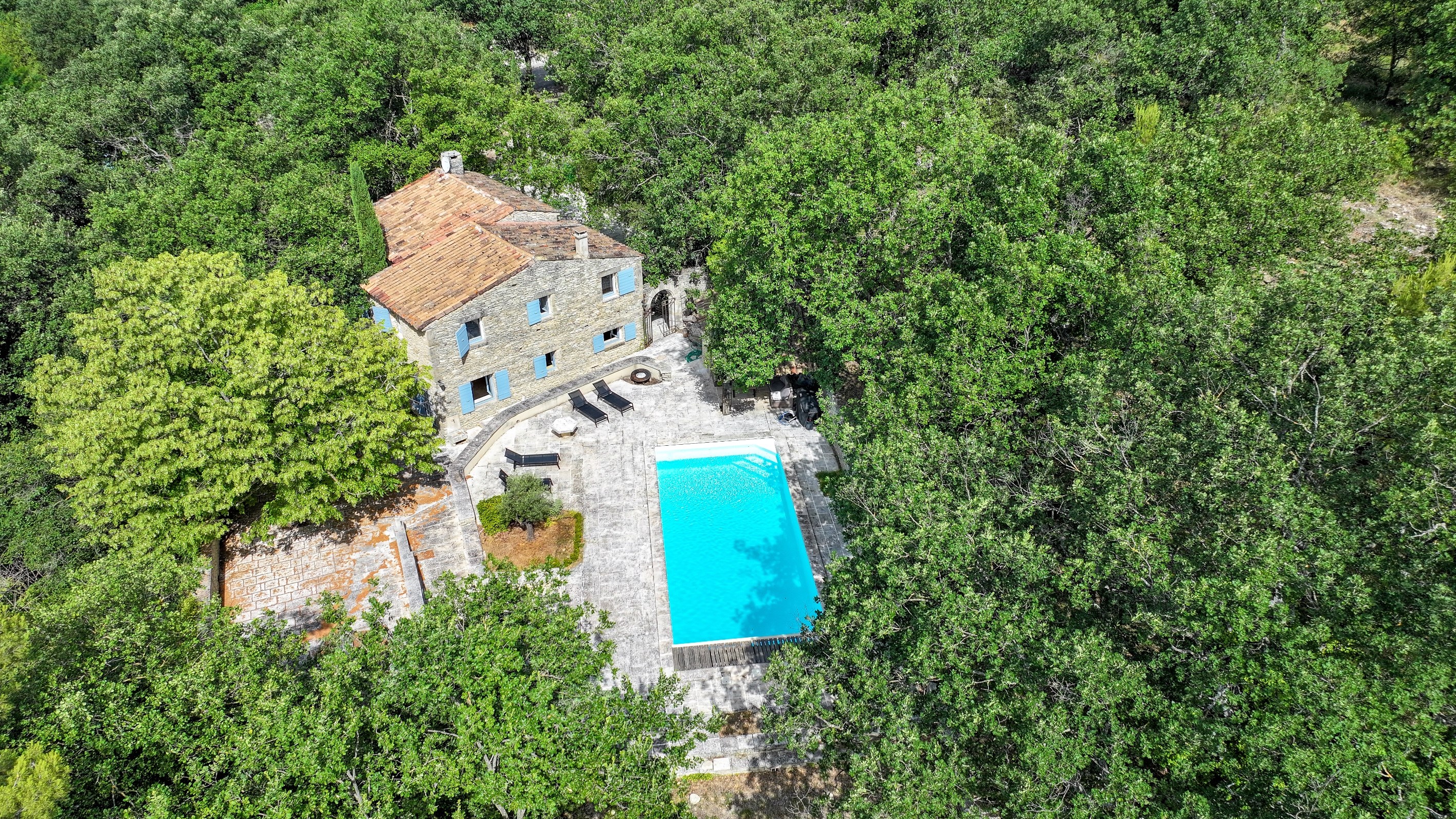  Elegant stone property in the heart of the Luberon