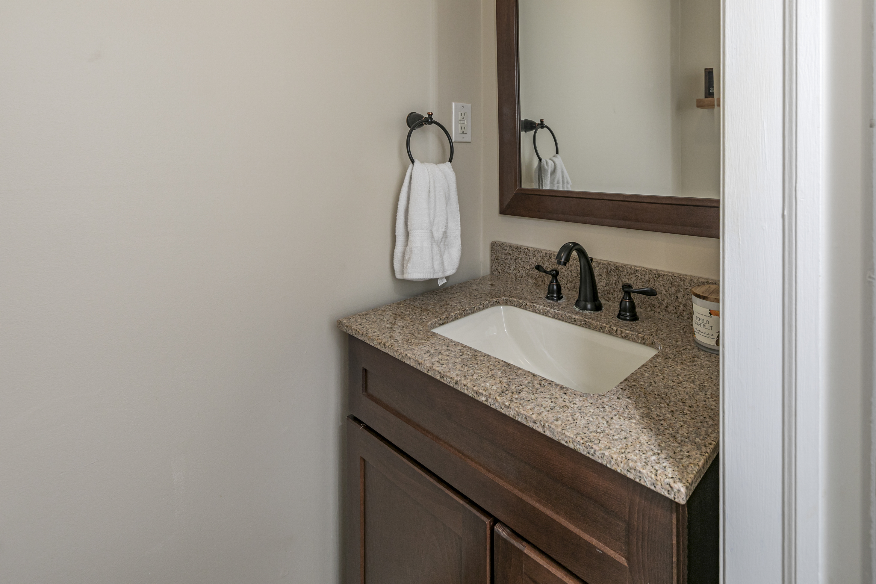  Williamsburg Square Townhouse with New Kitchen, Floors & Bath - 物件實景