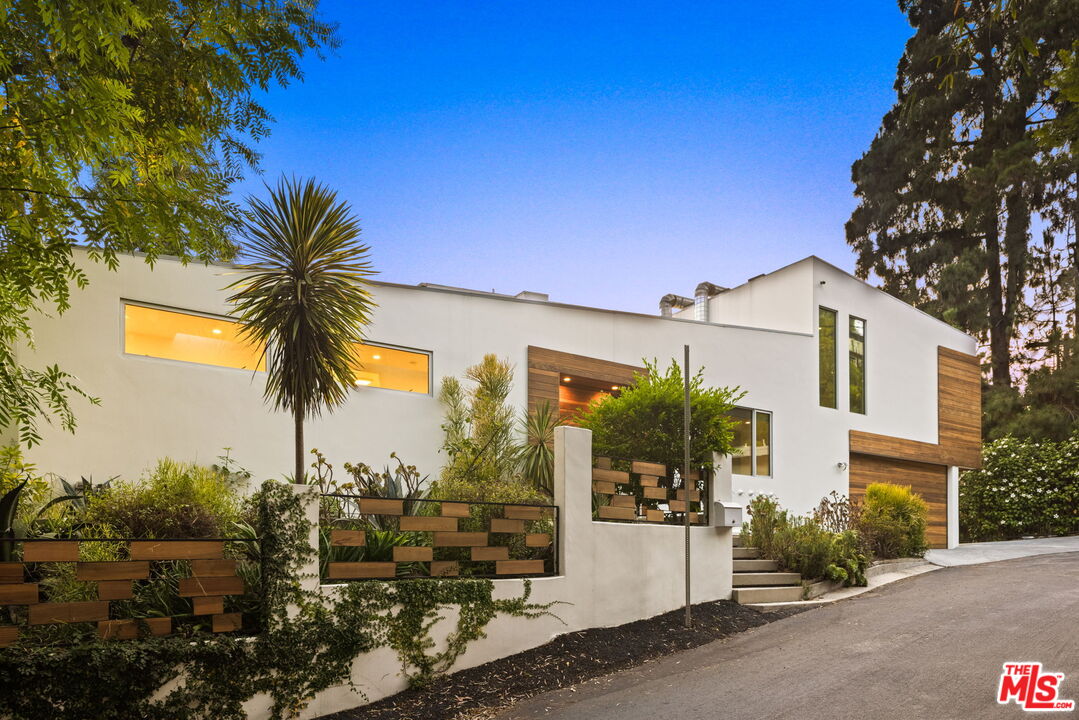Los Angeles, California, 90046, United States, 4 Bedrooms Bedrooms, ,4 BathroomsBathrooms,Residential,For Sale,1912038