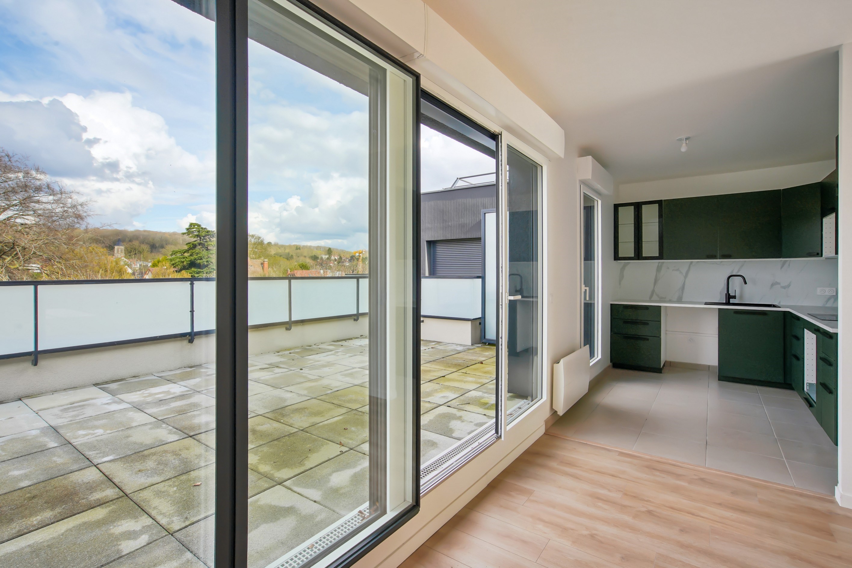  Bright Apartment with Open Views and Spacious Terrace - 物件實景