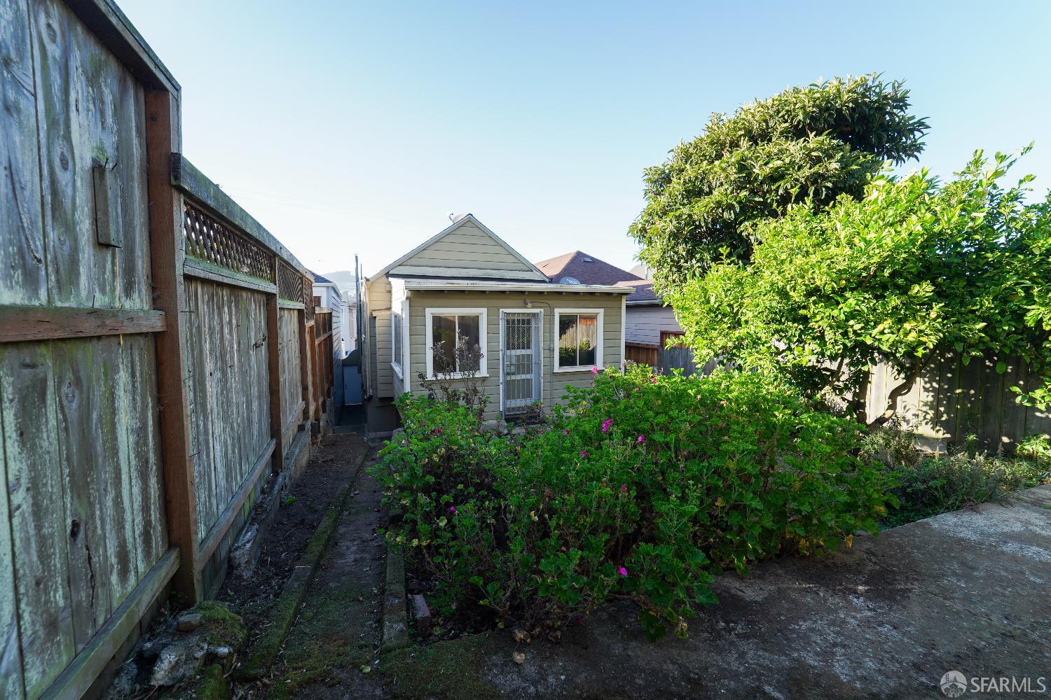 San Francisco, California, 94112, United States, 3 Bedrooms Bedrooms, ,1 BathroomBathrooms,Residential,For Sale,1988228