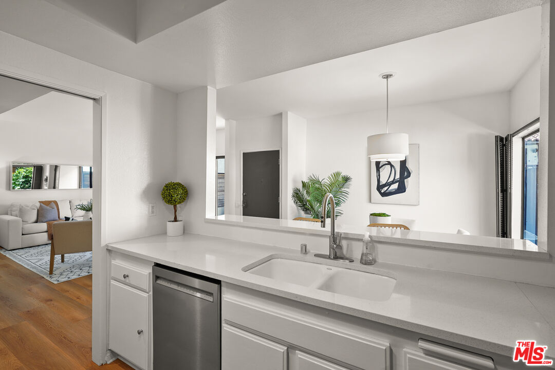 Los Angeles, California, 90025, United States, 2 Bedrooms Bedrooms, ,3 BathroomsBathrooms,Residential,For Sale,1940642