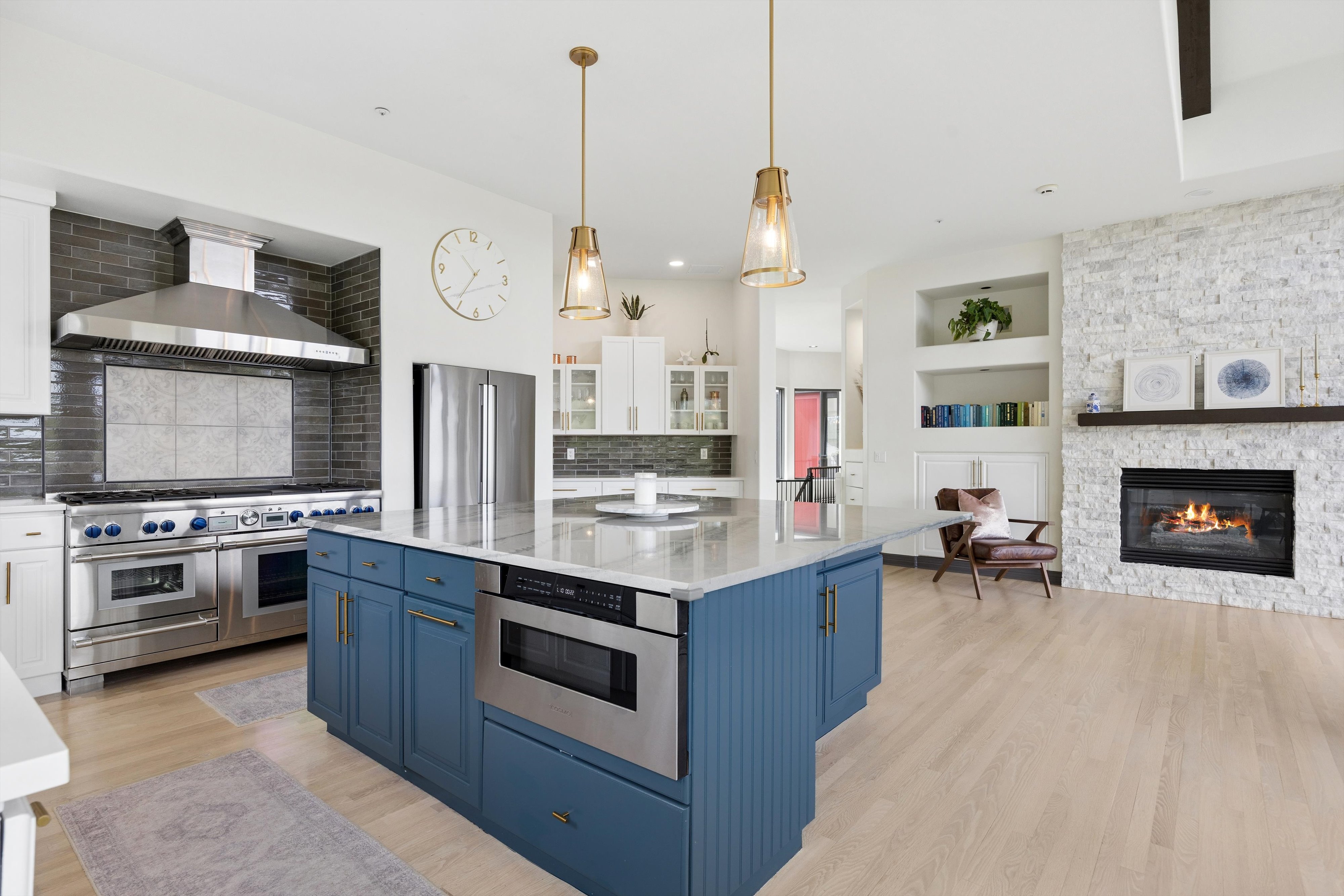  Remodeled 4 Bed 6 Bath Residence Offering Mountain, Sunset Views & Privacy - 物件實景