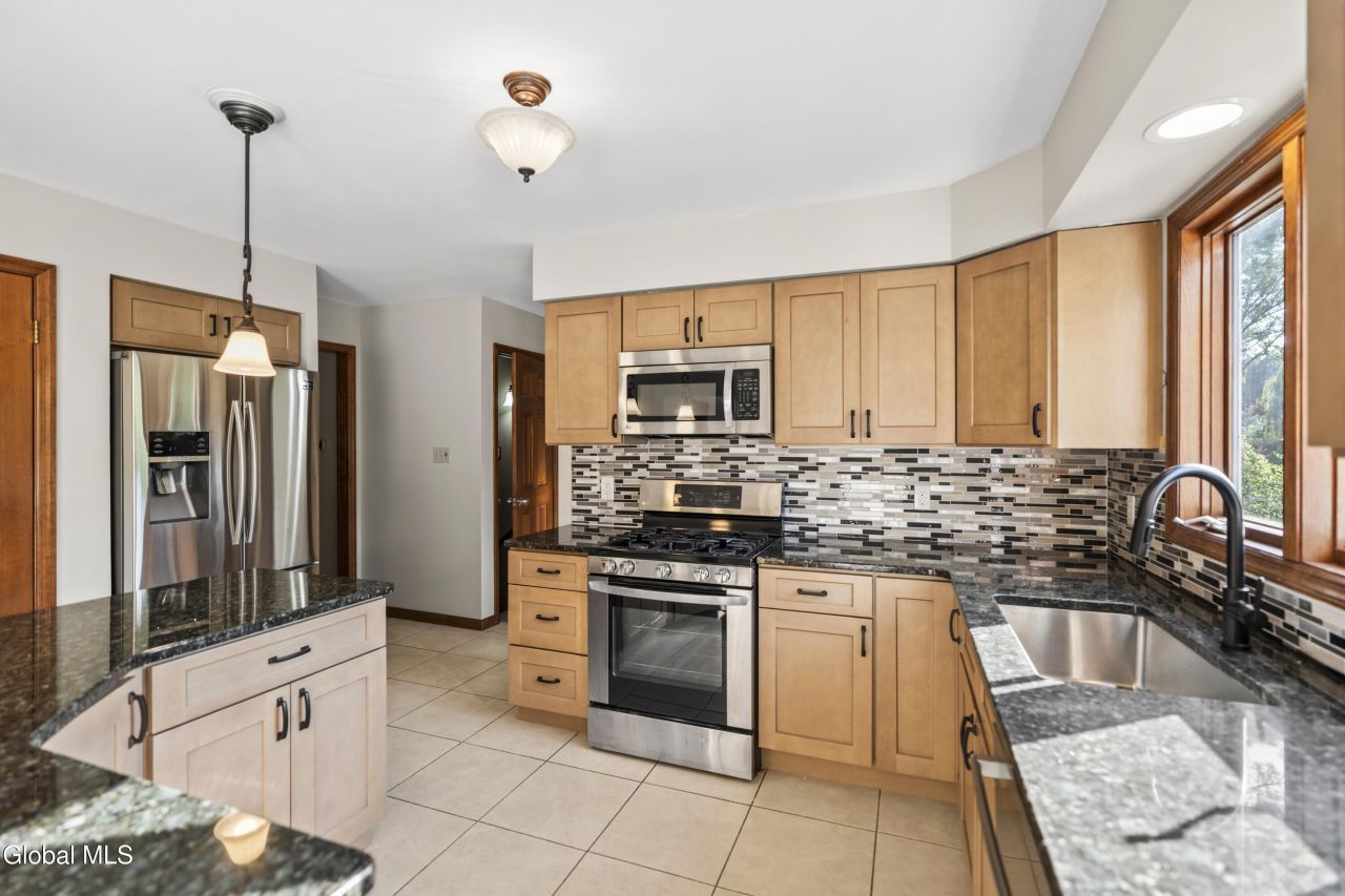 Niskayuna, New York, 12309, United States, 6 Bedrooms Bedrooms, ,4 BathroomsBathrooms,Residential,For Sale,1906999