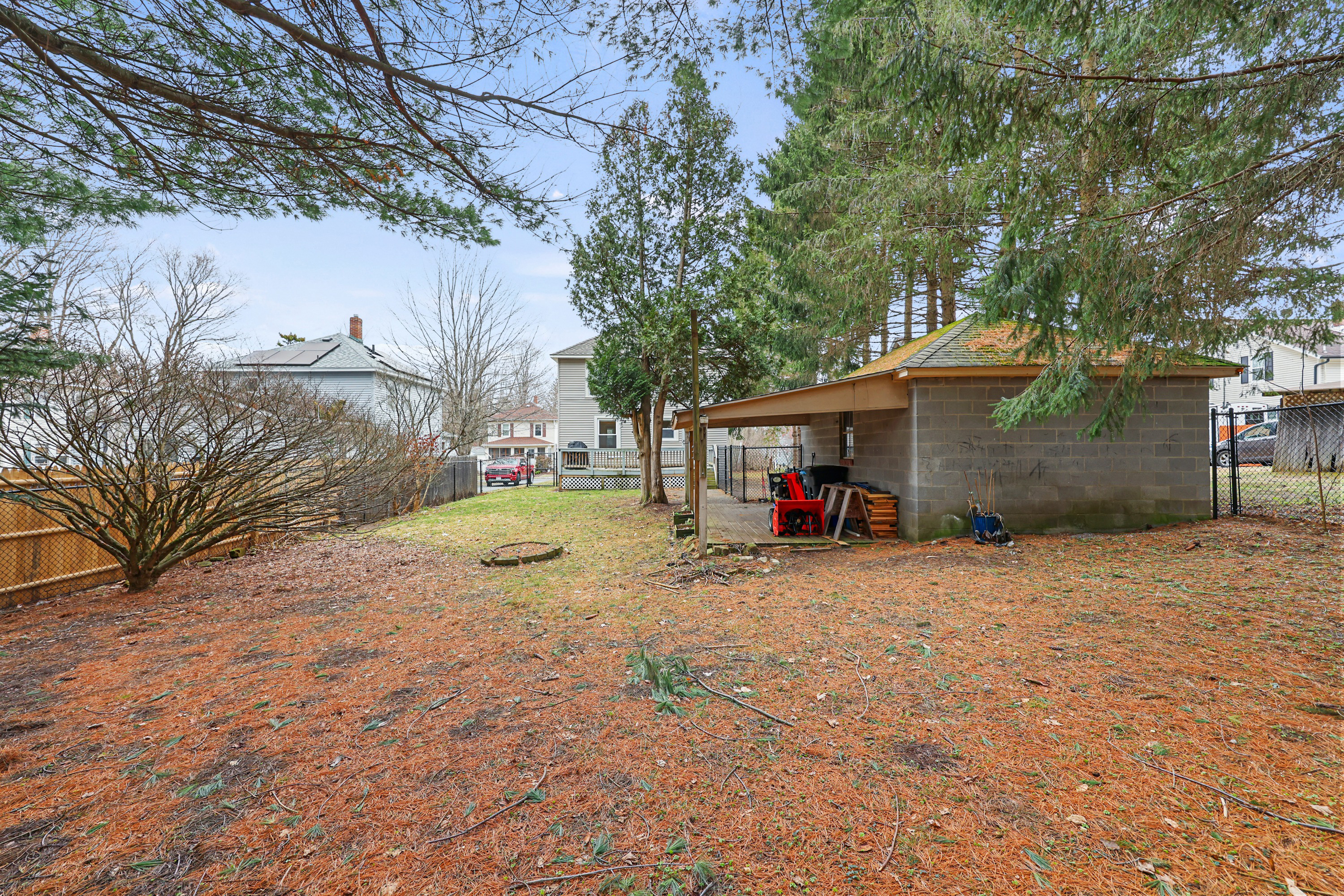  Sunlit, Well-Kept Home with Easy Flow and Quiet Setting - 物件實景