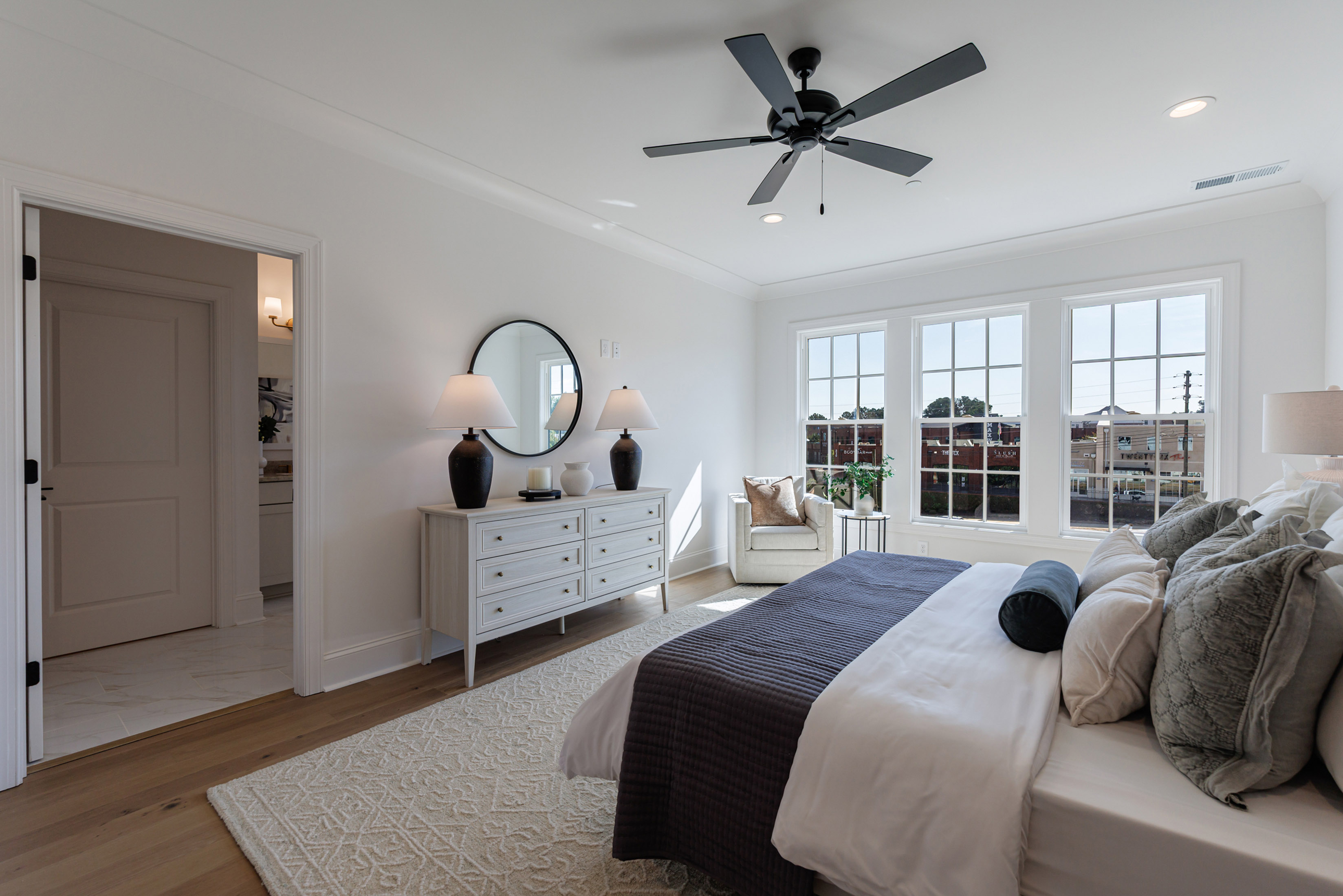  Lifestyle Extends Far Beyond Your Doorstep at Mayfair on Main - 物件實景