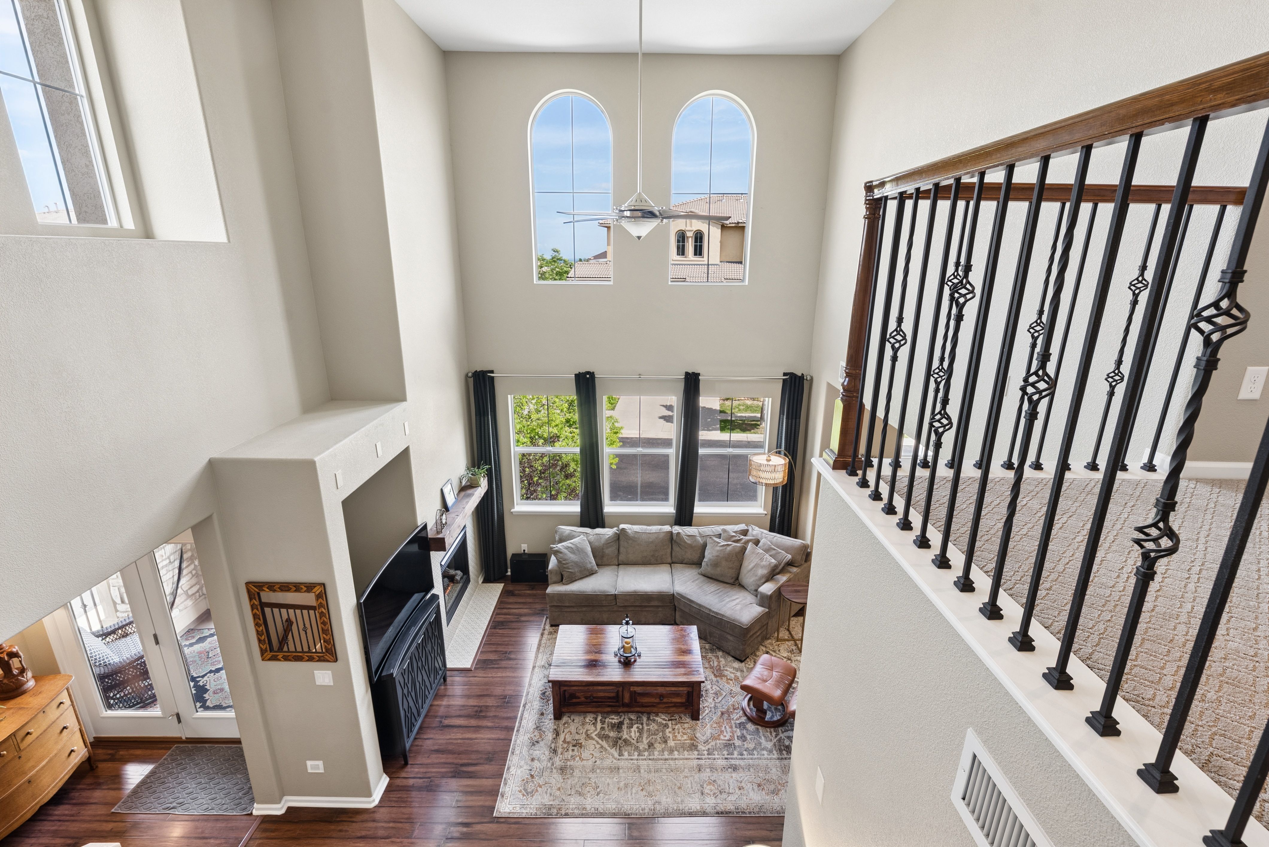  Beautifully Positioned On Premium Lot And Breathtaking Mountain Views - 物件實景