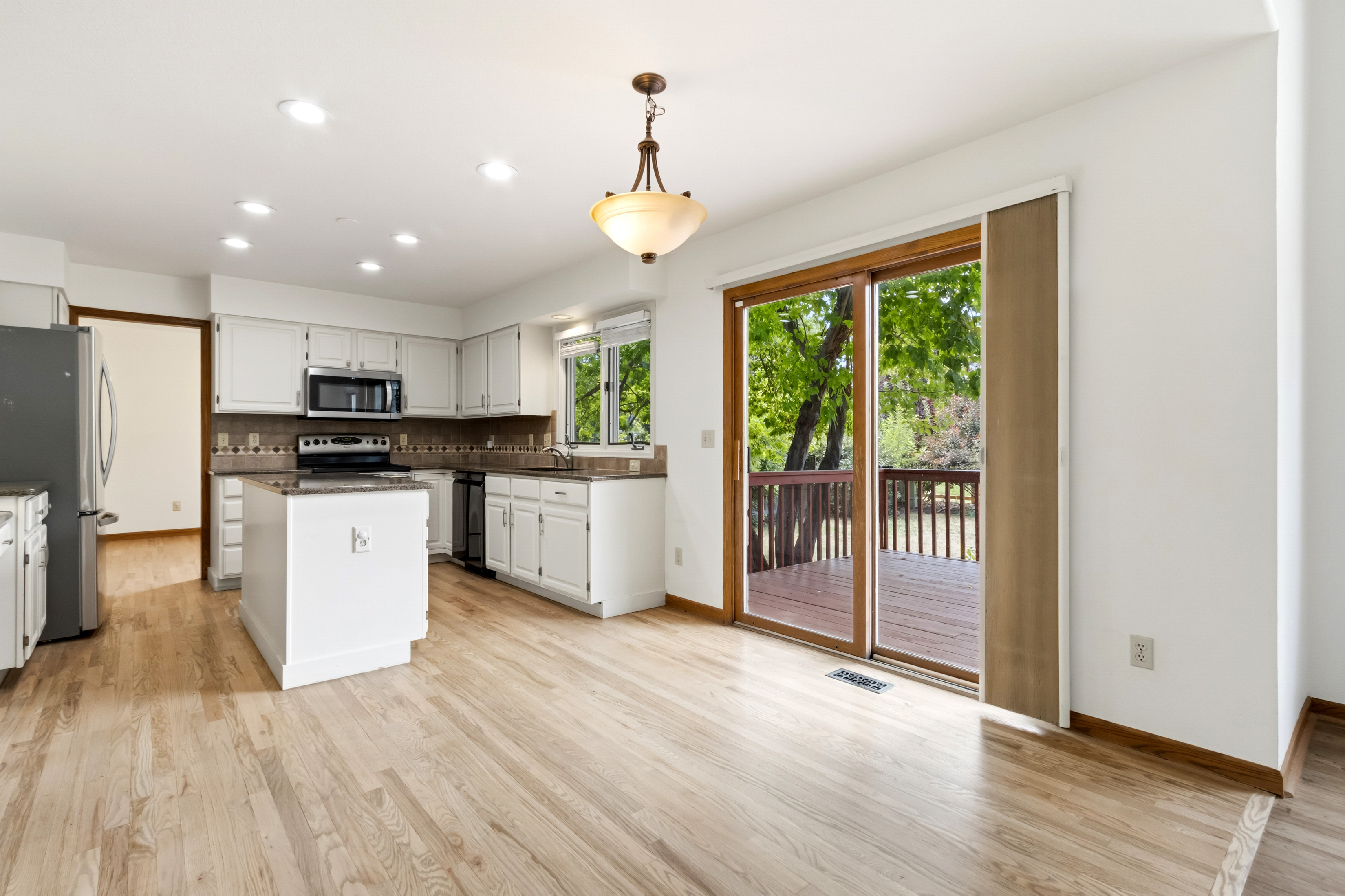  Beautifully Maintained Home in the Tree-Lined Oakridge Neighborhood - 物件實景