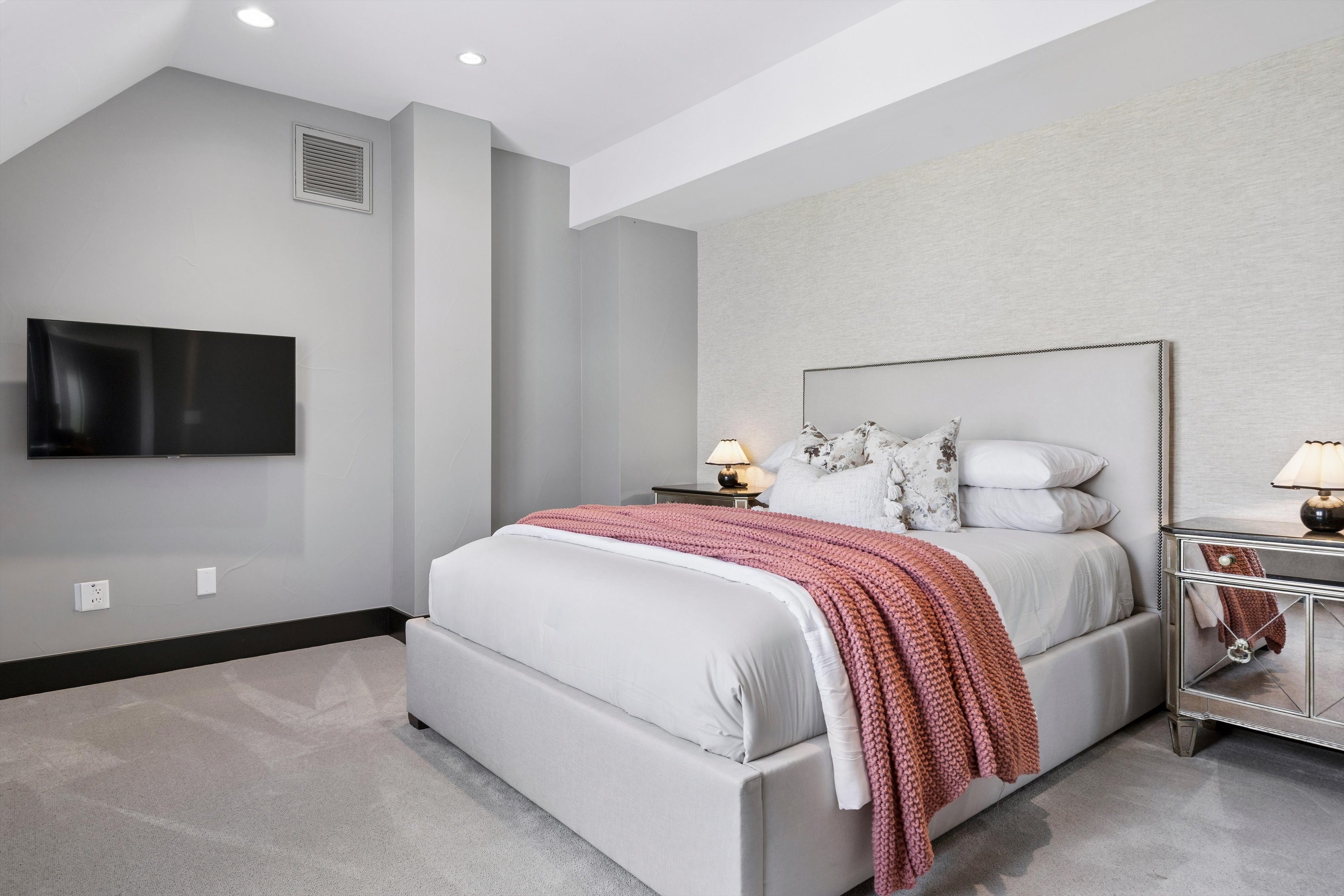 Contemporary residence combines sophisticated design with functional floor plan - 物件實景