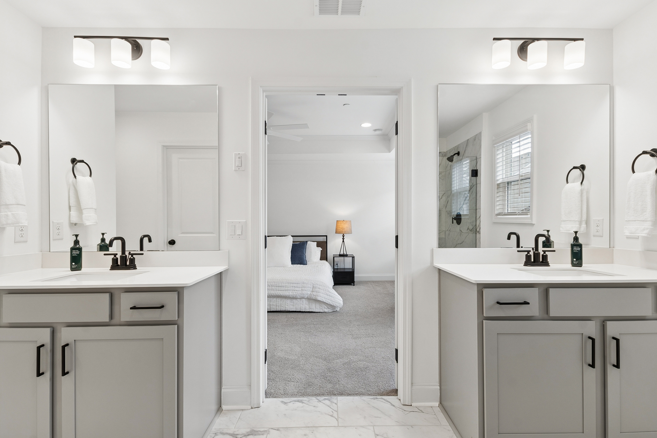  End-Unit, Craftsman Townhome with Custom Upgrades - 物件實景