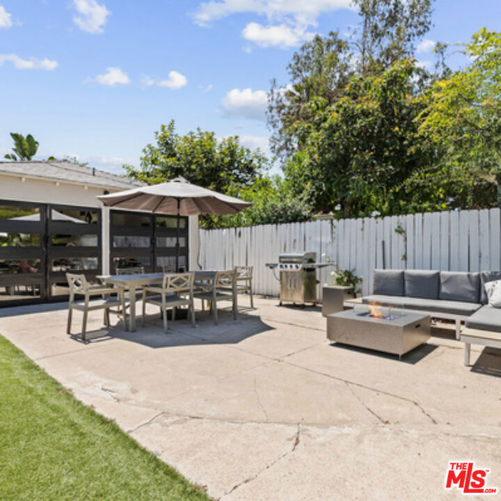 Los Angeles, California, 90048, United States, 3 Bedrooms Bedrooms, ,2 BathroomsBathrooms,Residential,For Sale,1919092