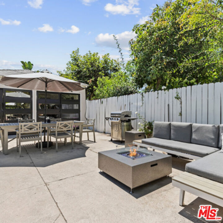 Los Angeles, California, 90048, United States, 3 Bedrooms Bedrooms, ,2 BathroomsBathrooms,Residential,For Sale,1919092