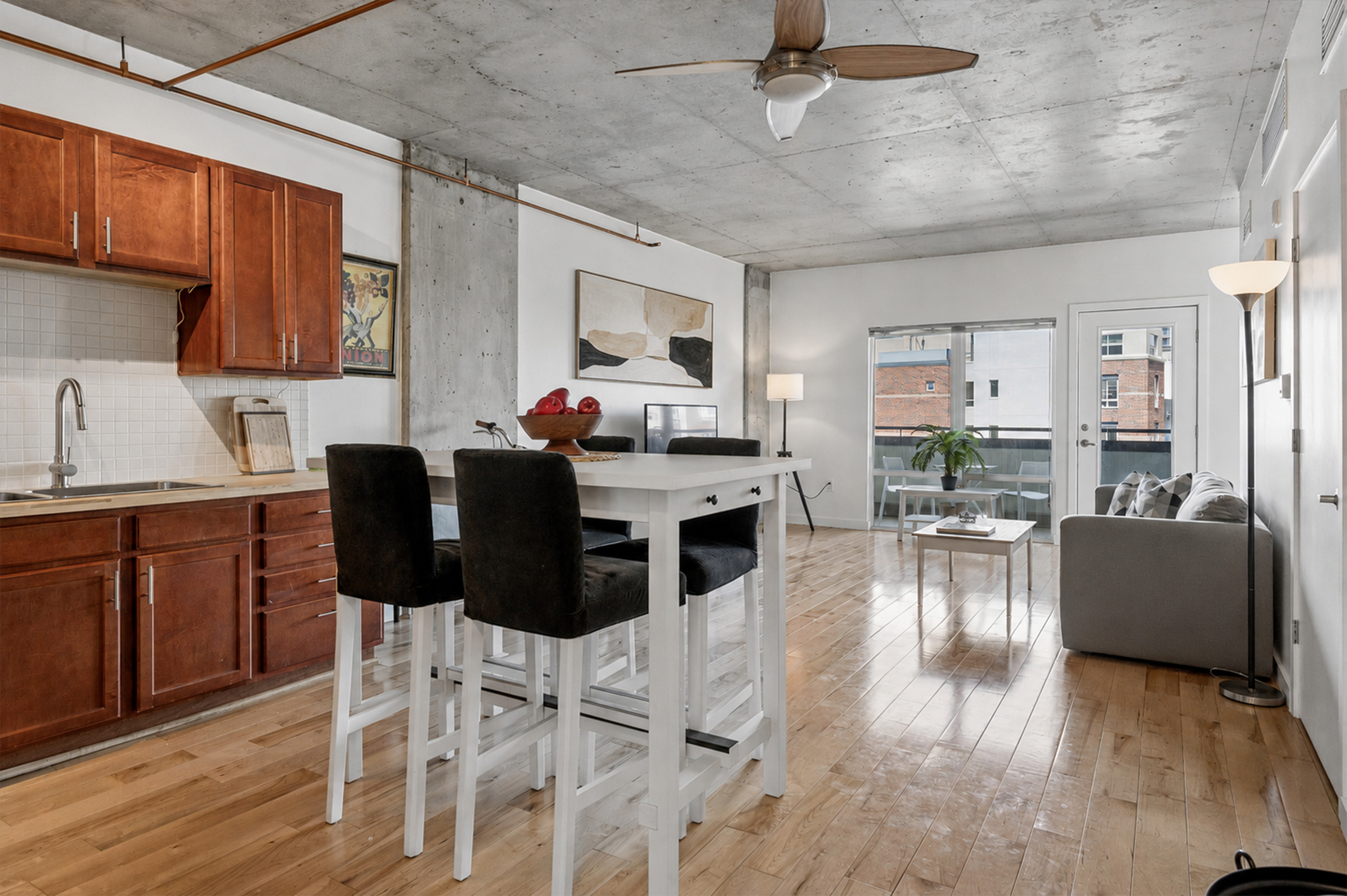  This beautifully updated residence welcomes you with stunning natural light - 物件實景