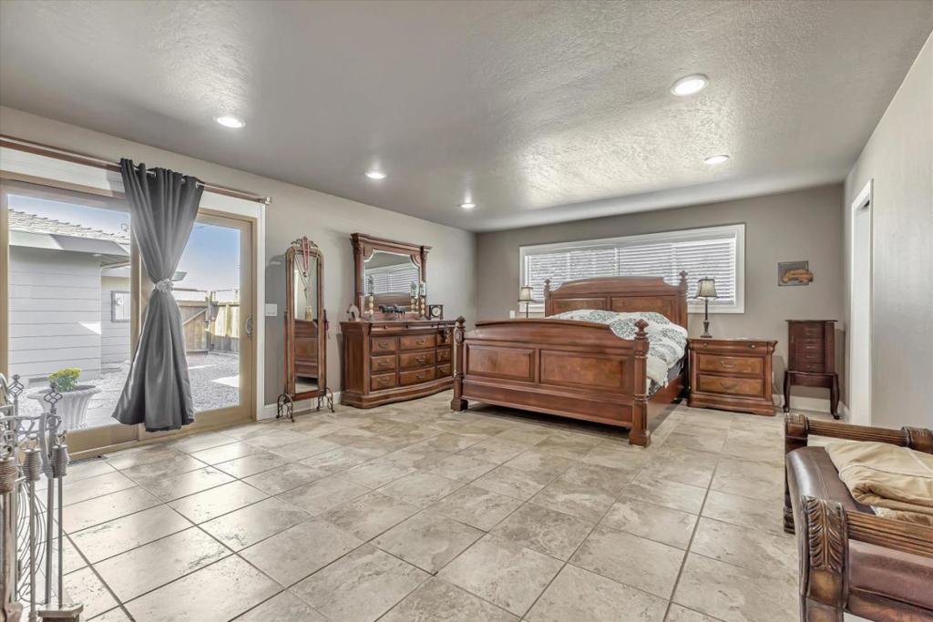 Moss Landing, California, 95039, United States, 5 Bedrooms Bedrooms, ,4 BathroomsBathrooms,Residential,For Sale,1995471