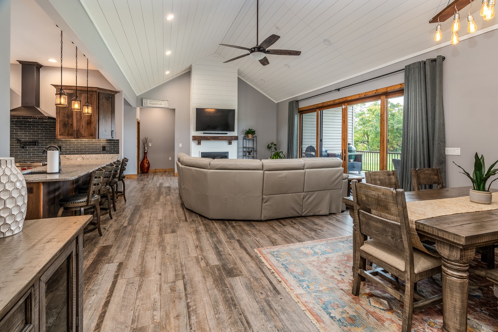 Carbondale, Illinois, 62902, United States, 3 Bedrooms Bedrooms, ,8 BathroomsBathrooms,Residential,For Sale,1986074