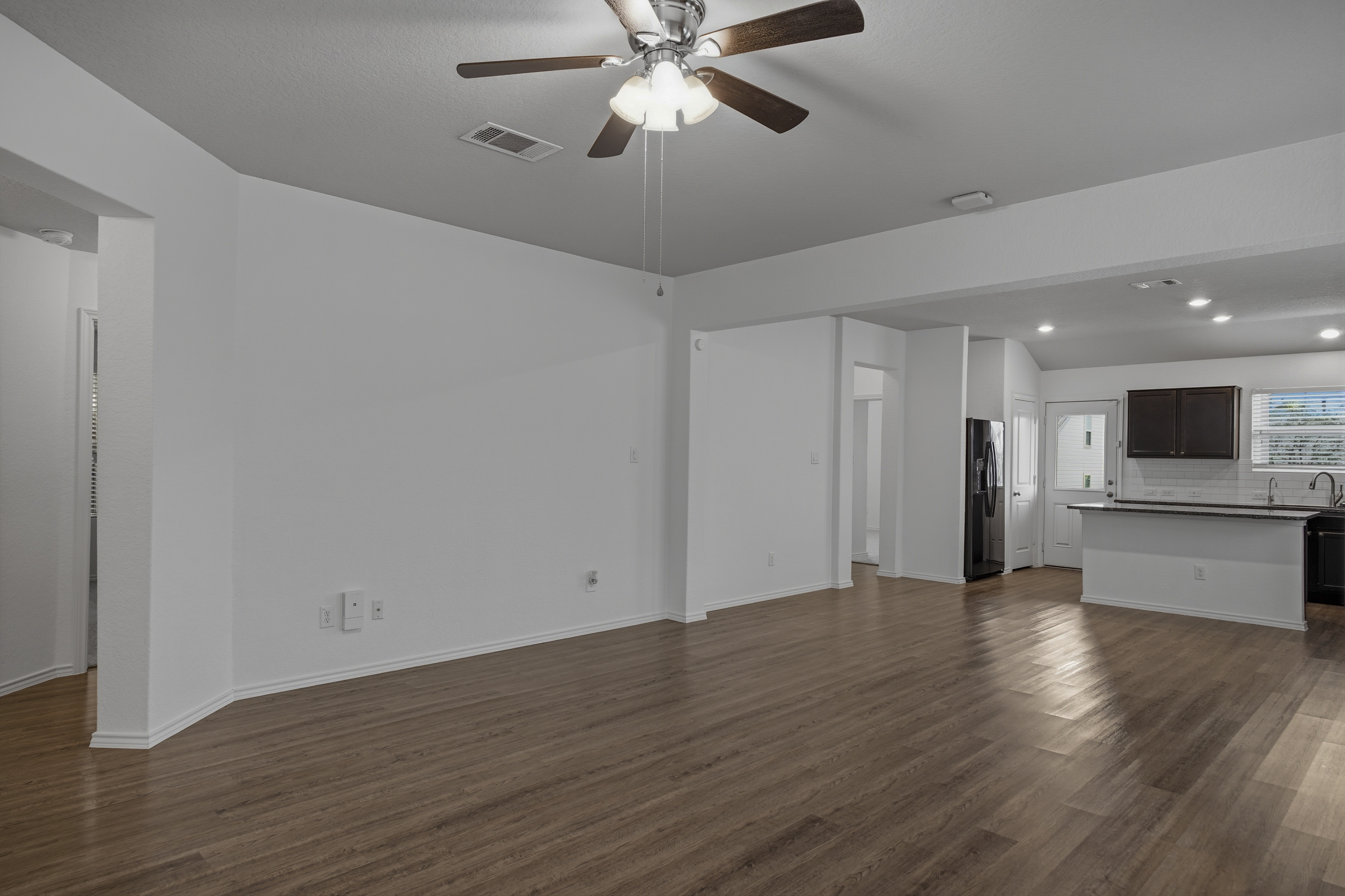  Beautifully Updated With Open Concept - 物件實景