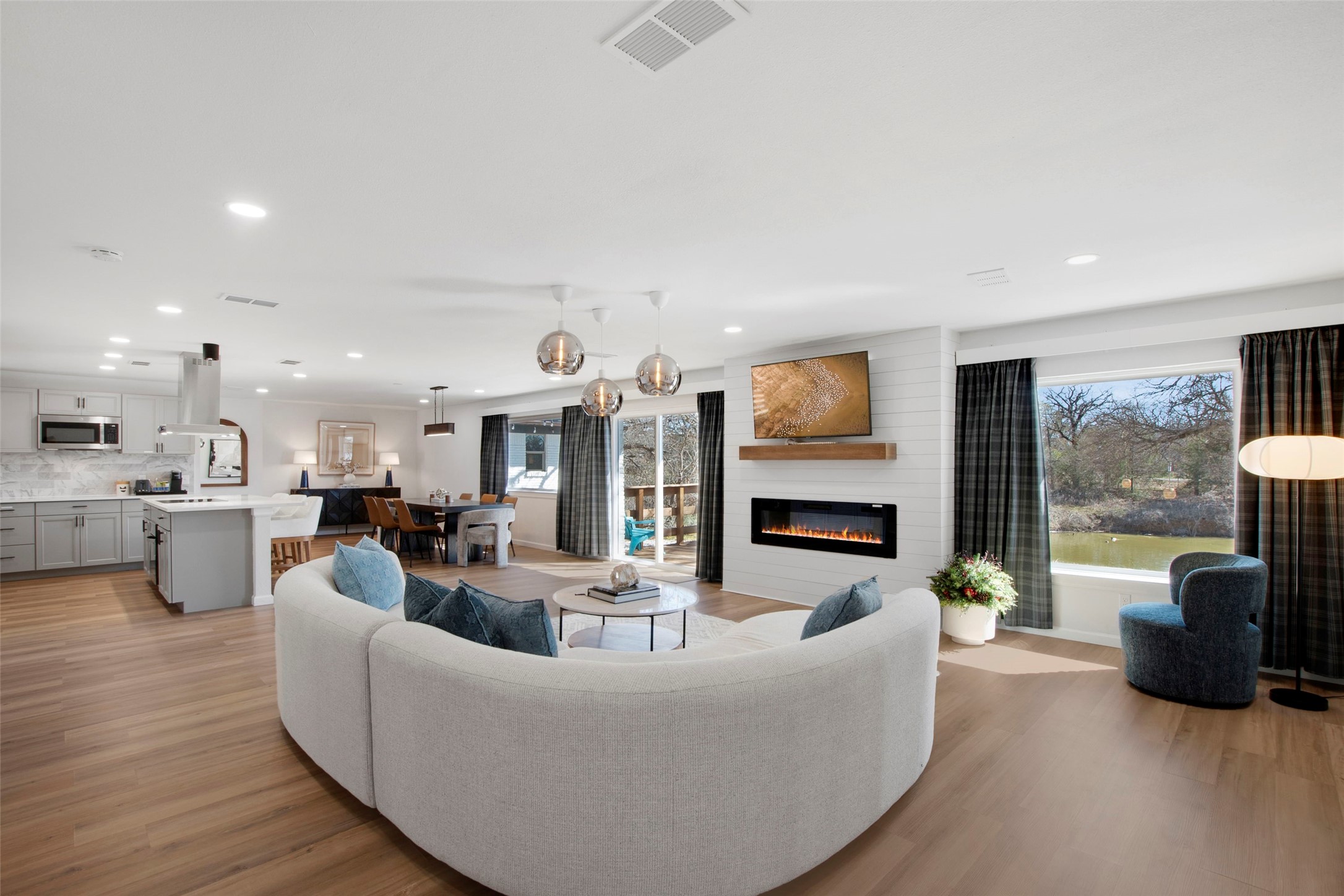 Dalworthington Gardens, Texas, 76016, United States, 3 Bedrooms Bedrooms, ,3 BathroomsBathrooms,Residential,For Sale,1722387