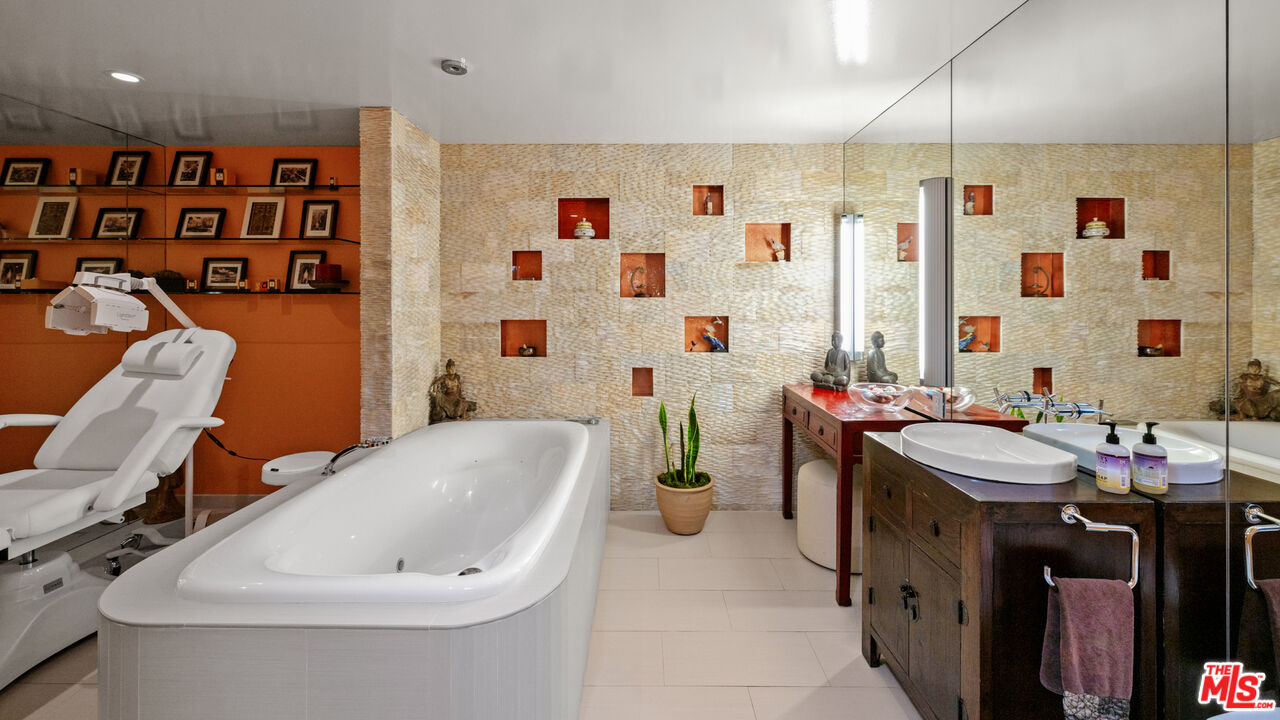 Los Angeles, California, 90069, United States, 4 Bedrooms Bedrooms, ,4 BathroomsBathrooms,Residential,For Sale,1766508