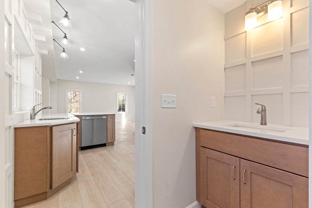 Plymouth, Massachusetts, 02360, United States, 3 Bedrooms Bedrooms, ,2 BathroomsBathrooms,Residential,For Sale,2049436