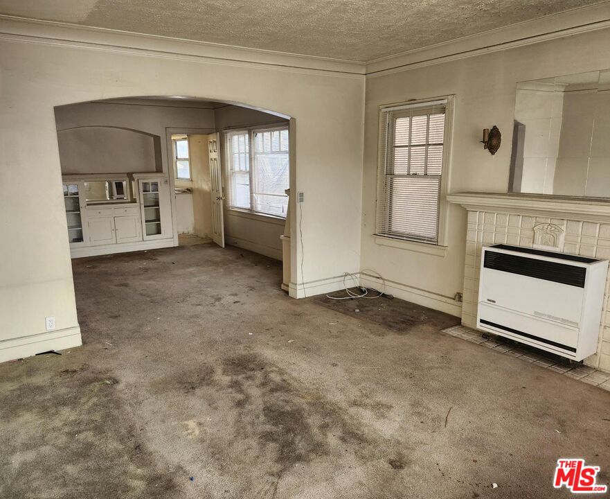 Los Angeles, California, 90037, United States, 4 Bedrooms Bedrooms, ,Residential,For Sale,2000606