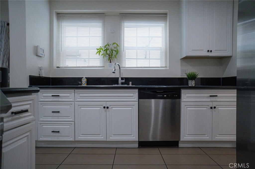 Los Angeles, California, 90043, United States, 3 Bedrooms Bedrooms, ,2 BathroomsBathrooms,Residential,For Sale,1981905