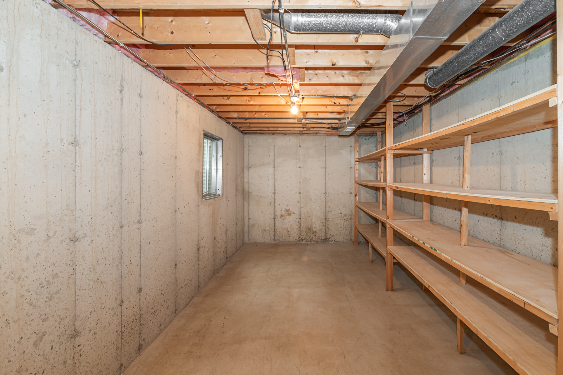  Beautifully Maintained Storybook Home - 物件實景