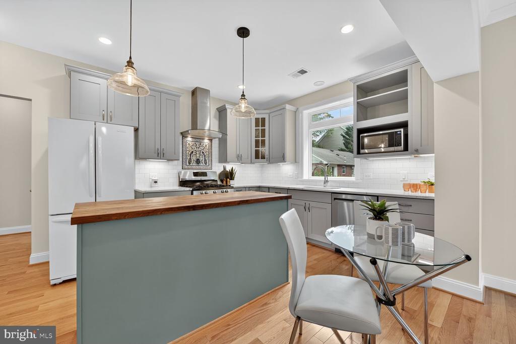 Arlington, Virginia, 22213, United States, 5 Bedrooms Bedrooms, ,5 BathroomsBathrooms,Residential,For Sale,1982488