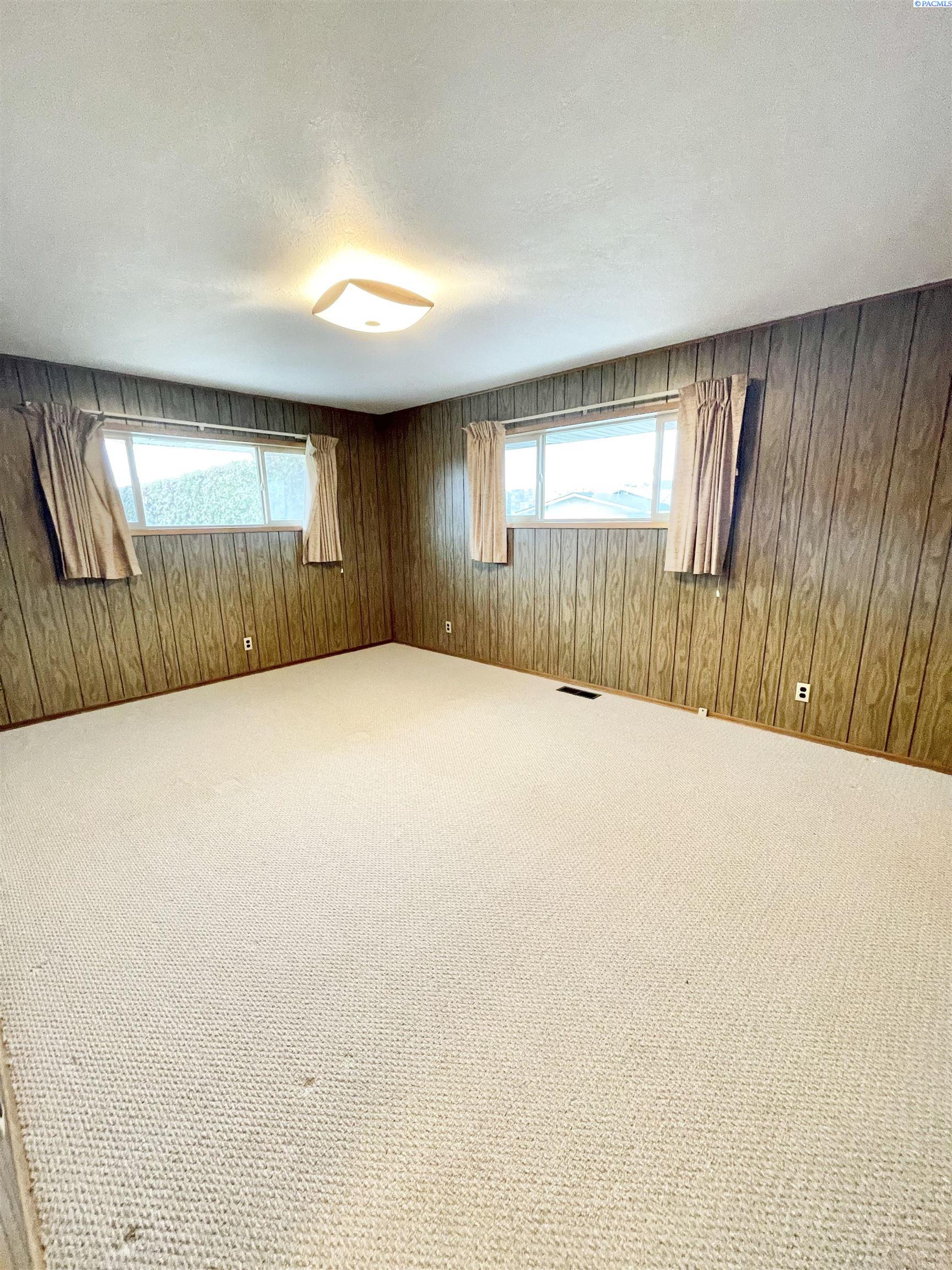 Grandview, Washington, 98930, United States, 5 Bedrooms Bedrooms, ,1 BathroomBathrooms,Residential,For Sale,1828538