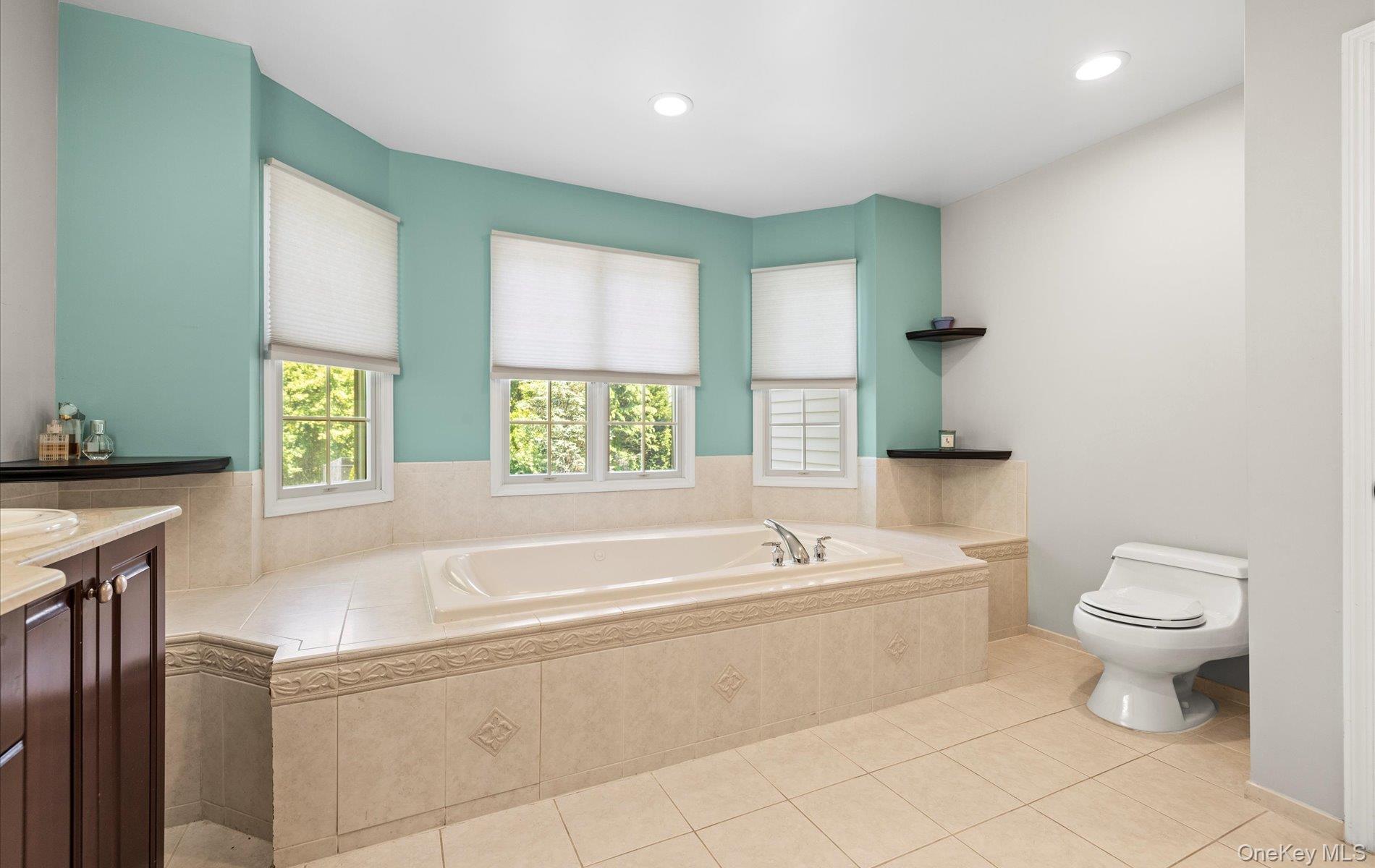 Huntington, New York, 11743, United States, 6 Bedrooms Bedrooms, ,4 BathroomsBathrooms,Residential,For Sale,1827761